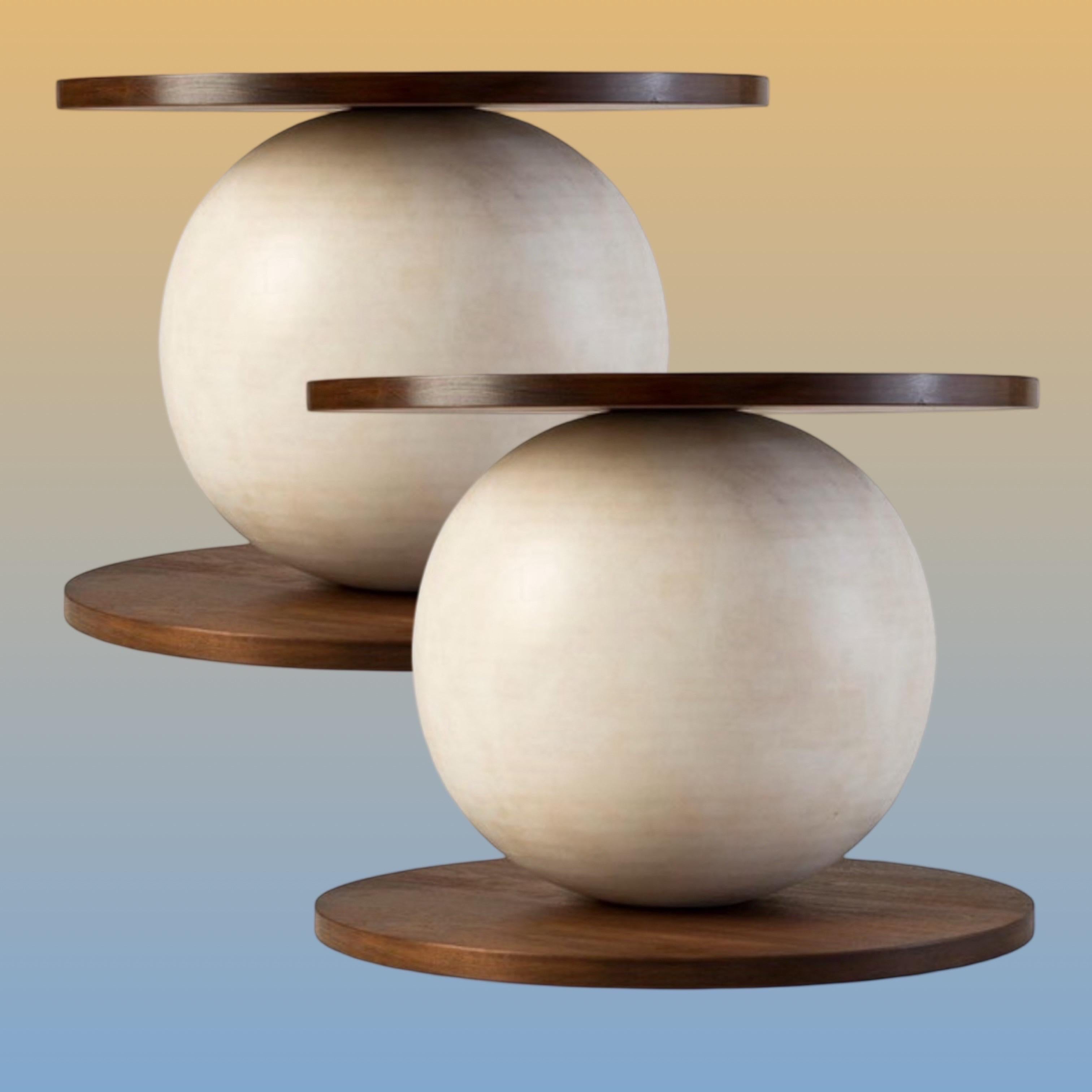 Modernistischer Chic  Beistelltische aus Beaumont aus Nussbaum und handgefertigtem Gesso von Jasper (Handgefertigt) im Angebot