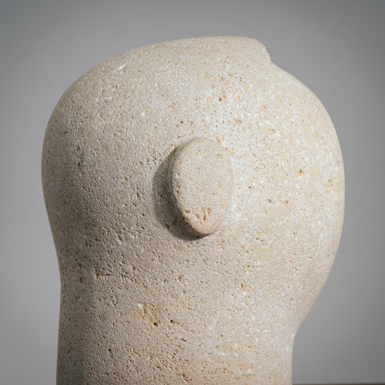 Modernistische gehackte männliche Büste aus Sandstein im Angebot 4