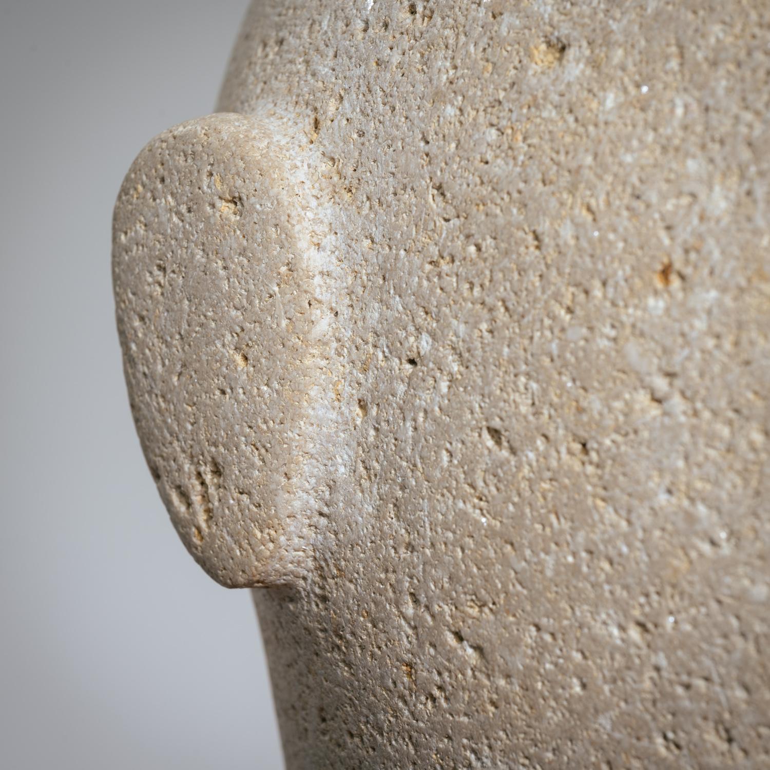 Modernistische gehackte männliche Büste aus Sandstein im Angebot 6