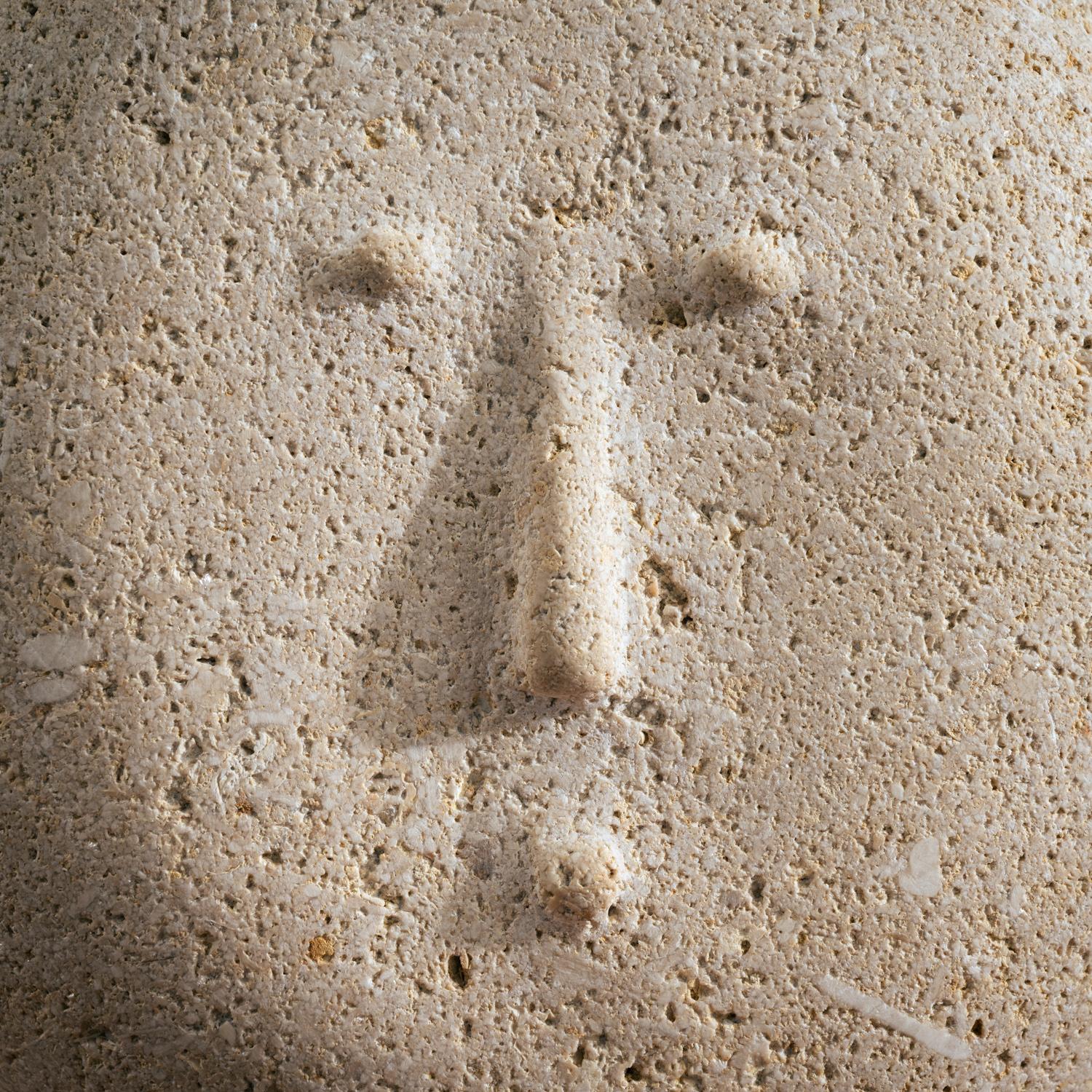 Modernistische gehackte männliche Büste aus Sandstein im Angebot 7