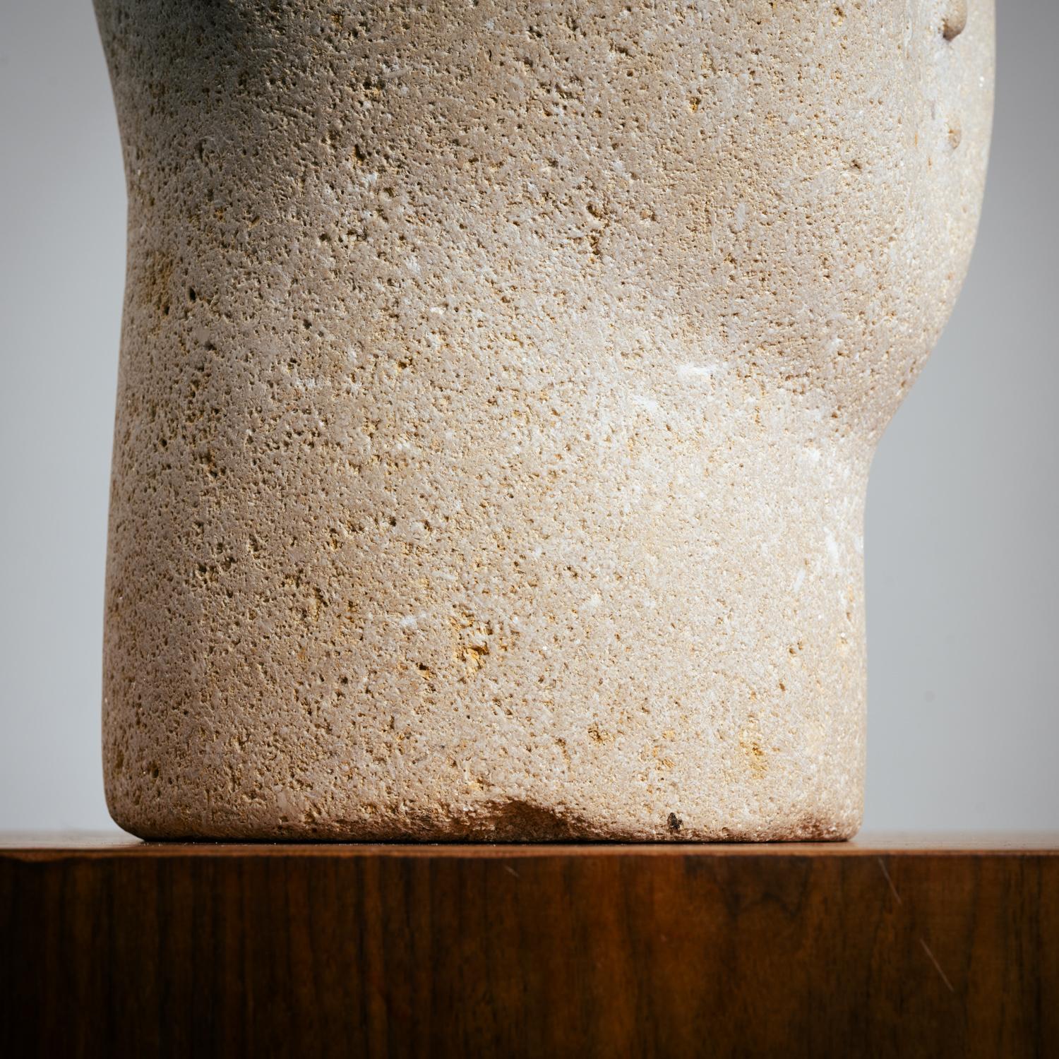 Modernistische gehackte männliche Büste aus Sandstein im Angebot 9