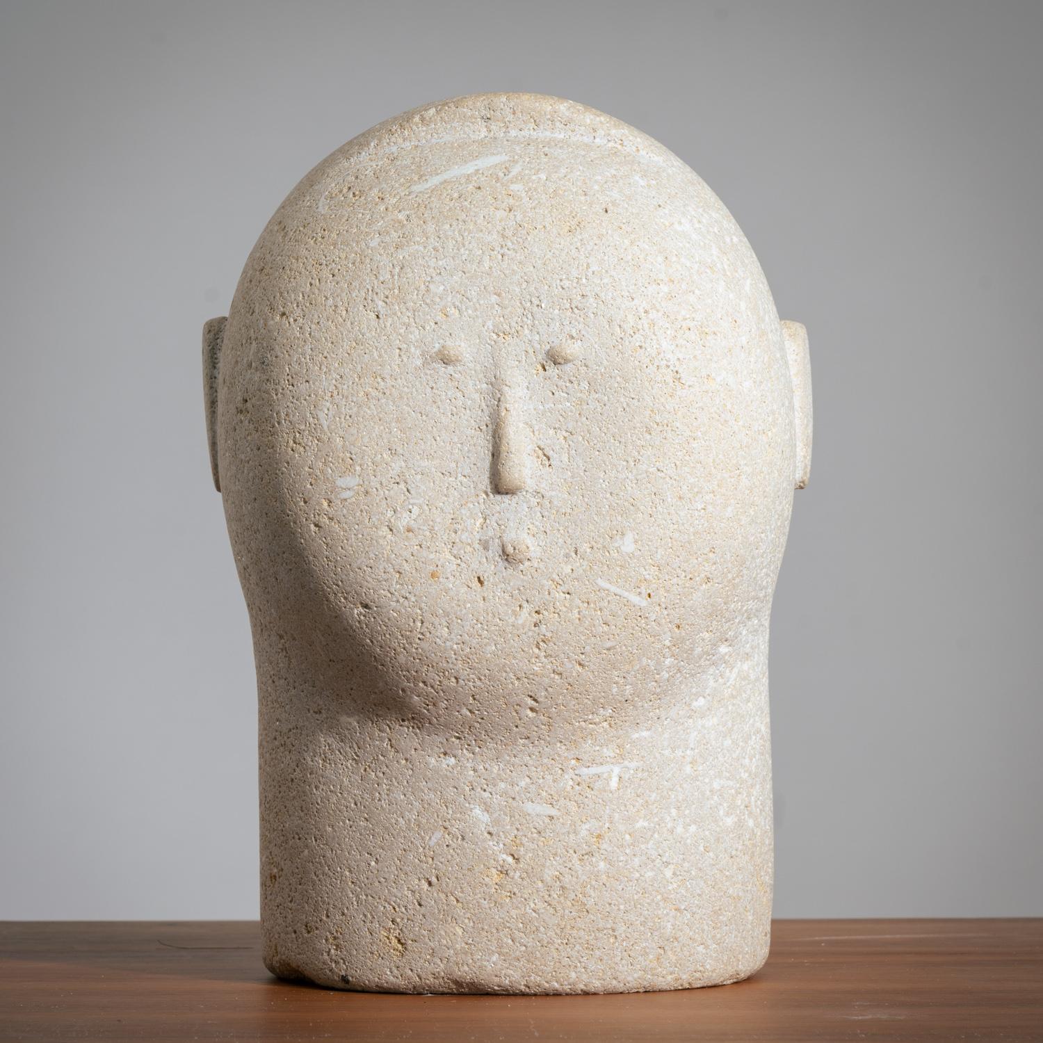 Modernistische Sandsteinbüste einer männlichen Person
Künstler unbekannt.
Die Skulptur ist von allen Seiten schön und strahlt Schlichtheit und Offenheit aus.

Die volle Höhe der Skulptur beträgt 34 cm x Höhe x 38 cm