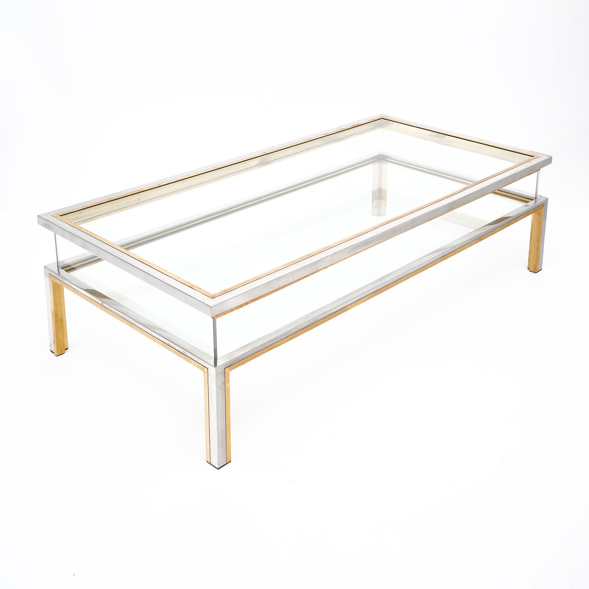 Table basse, française, de style moderniste par Maison Charles. Cette table basse emblématique est dotée d'un compartiment en lucite et d'un plateau coulissant en verre.
