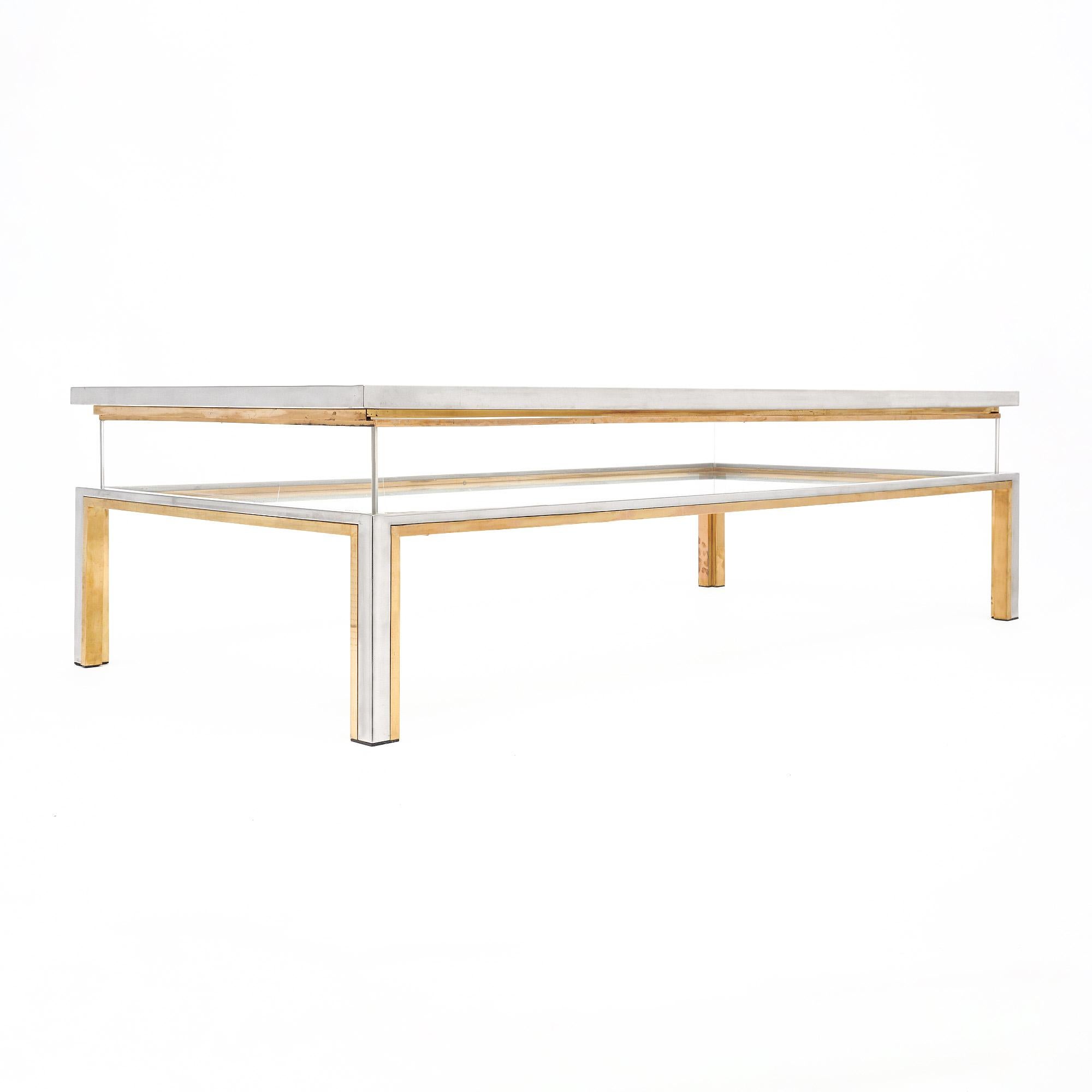 Français Table basse moderniste en chrome et laiton par Maison Charles en vente