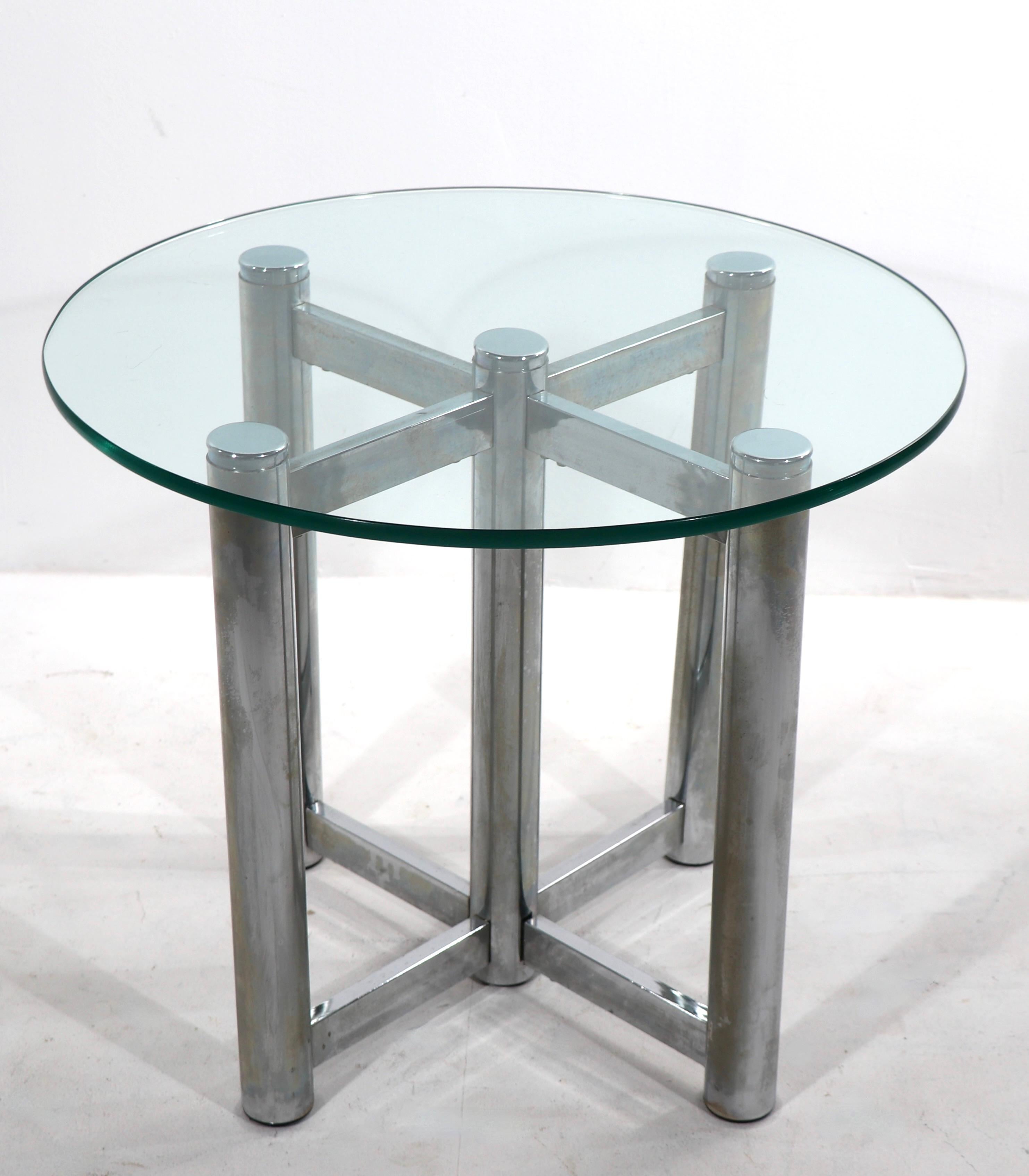 Eleganter, schicker, architektonisch gestalteter Tisch mit Chromfuß und Glasplatte im Stil von Milo Baughman. Der Tisch ist in sehr gutem, originalem Zustand, sauber und einsatzbereit. Glas unbeschädigt, Chrom blank, glänzend und sauber. 
