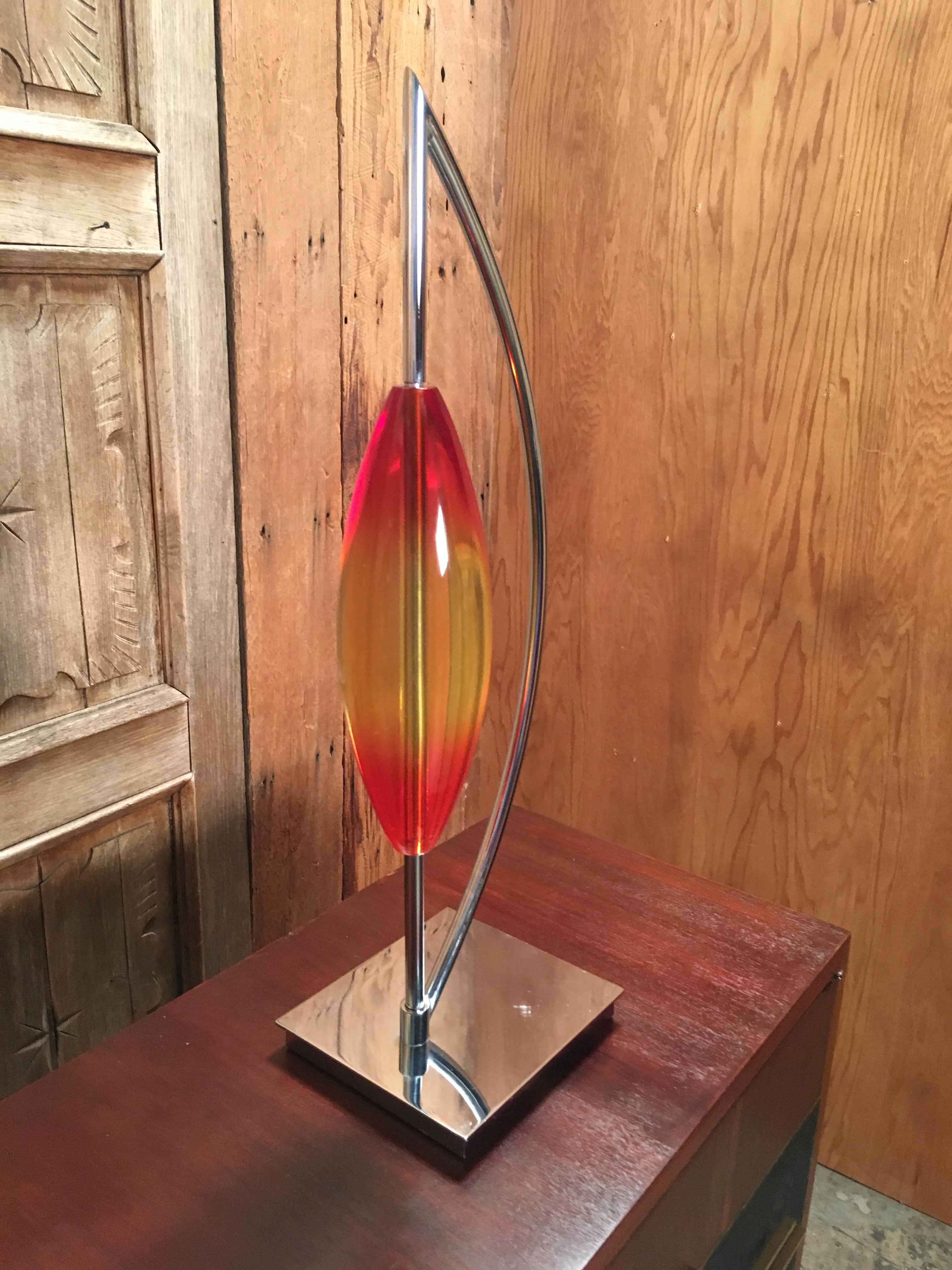 Chrome Sculpture moderniste en chrome et lucite en vente