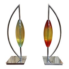 Escultura modernista de cromo y lucita