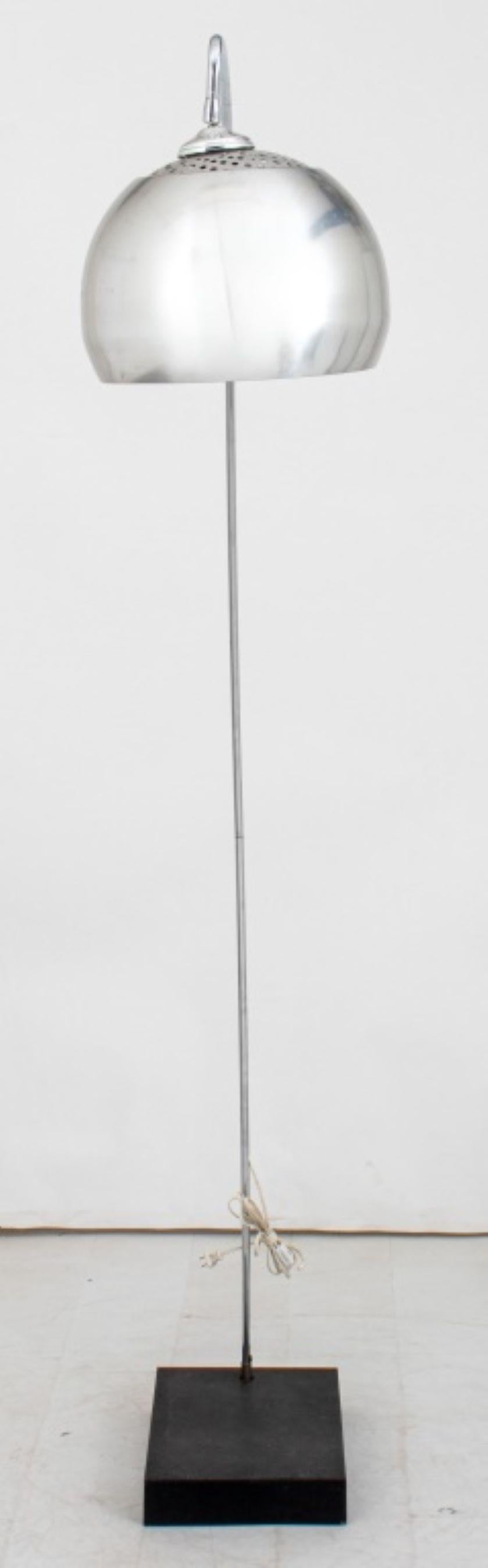 Lampadaire sur pied arc moderniste en chrome. 74