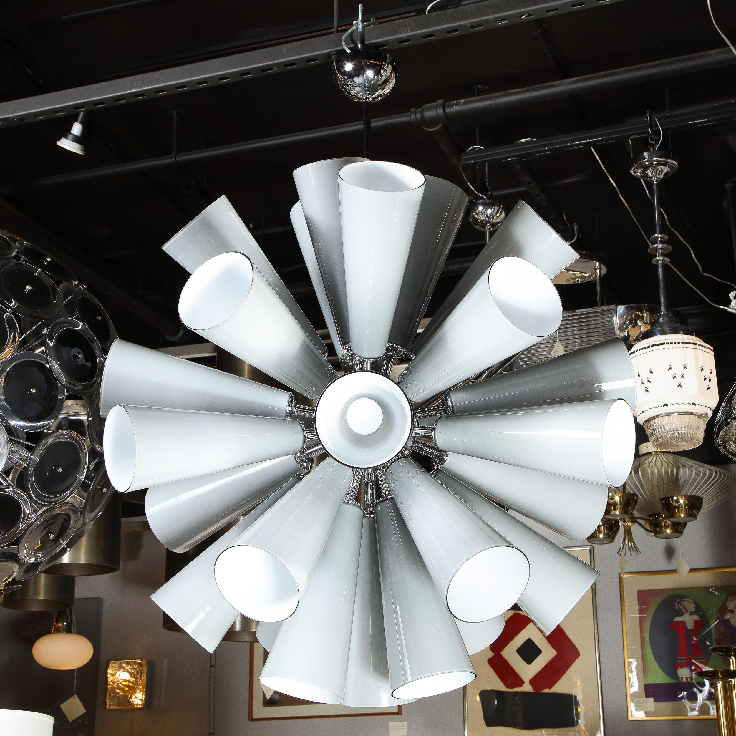Lampadario modernista cromato con paralumi conici grigio Murano di High Style Deco in vendita 1