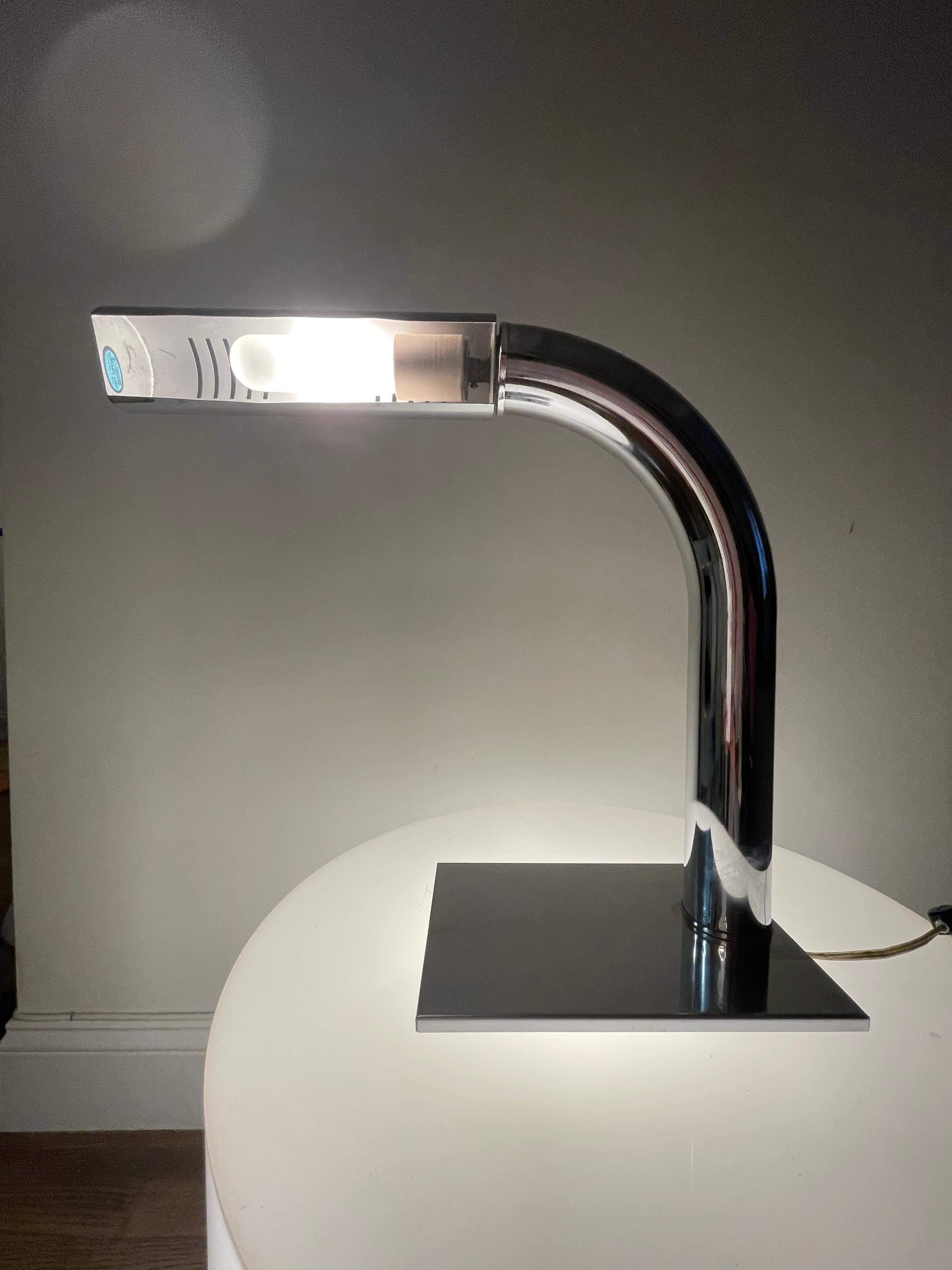 Américain Lampe de bureau moderniste en chrome de Jim Bindman pour la Rainbow Lamp Company  en vente