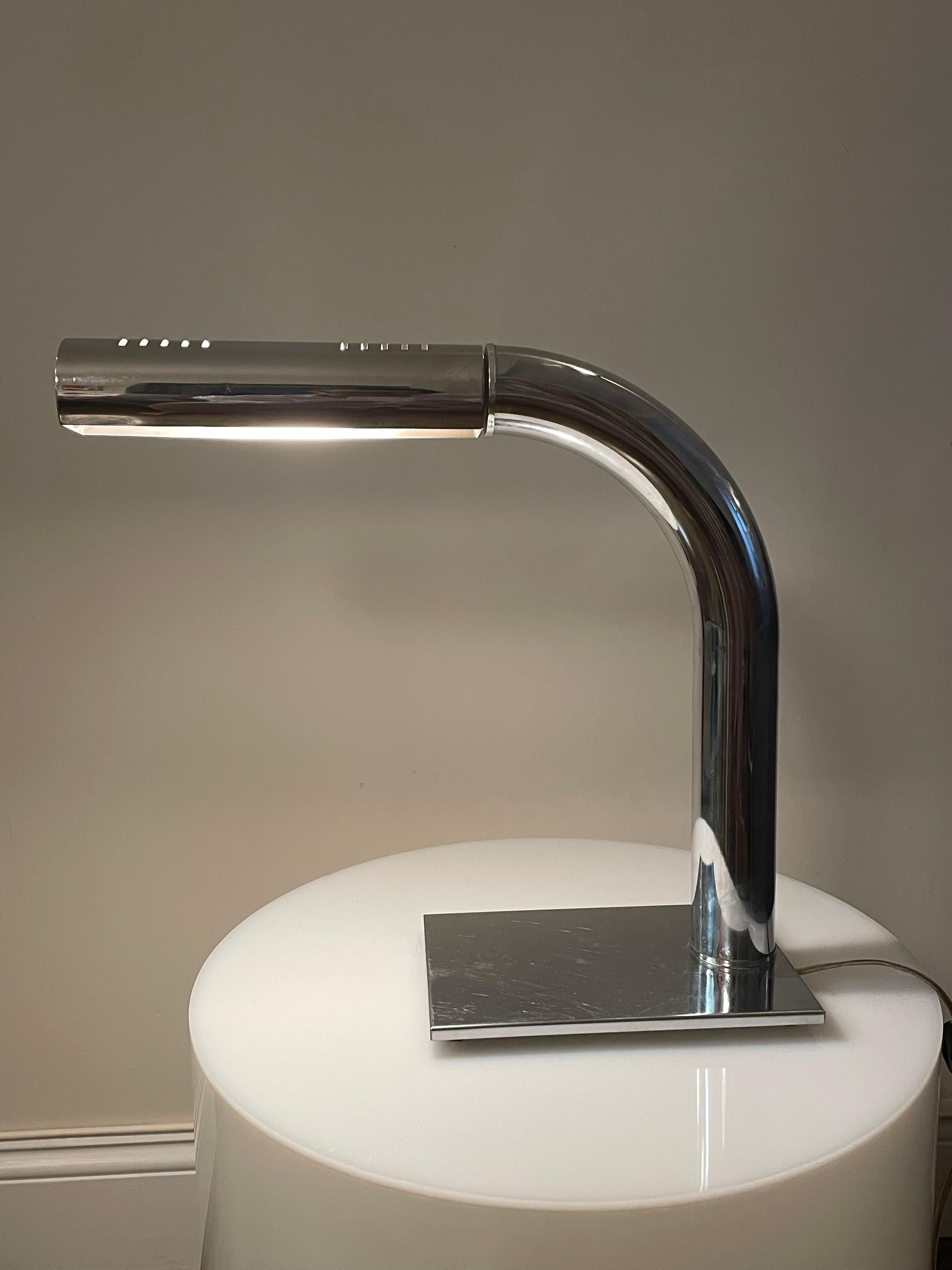 Fin du 20e siècle Lampe de bureau moderniste en chrome de Jim Bindman pour la Rainbow Lamp Company  en vente