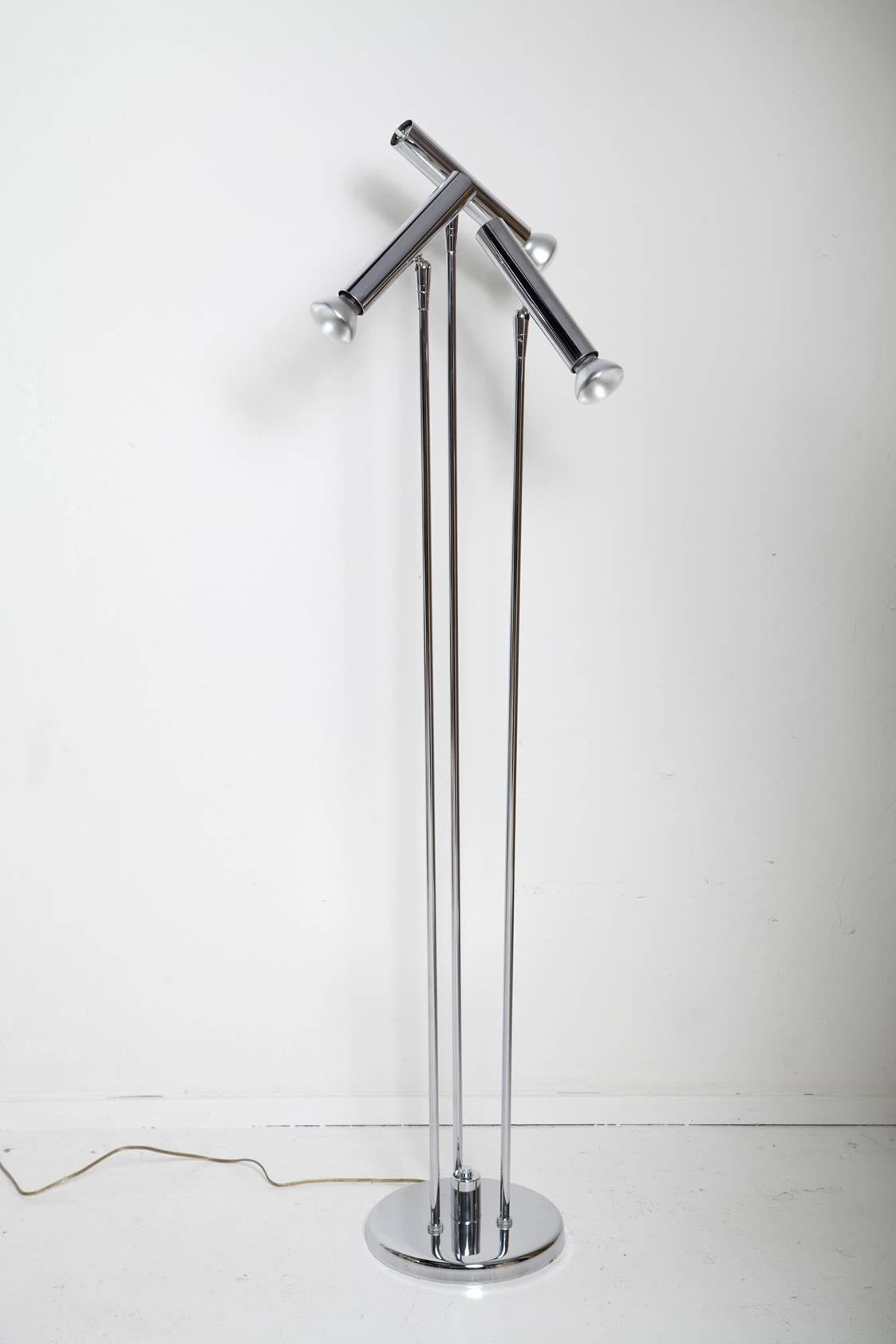 This late 1960s modernist polished chrome floor lamp by TSAO Designs features three multi-directional lights, each with its own manual switch. The lamp was designed by Warren Arthur & Mai Tsao for TSAO Designs, a New Canaan, CT concept shop from the