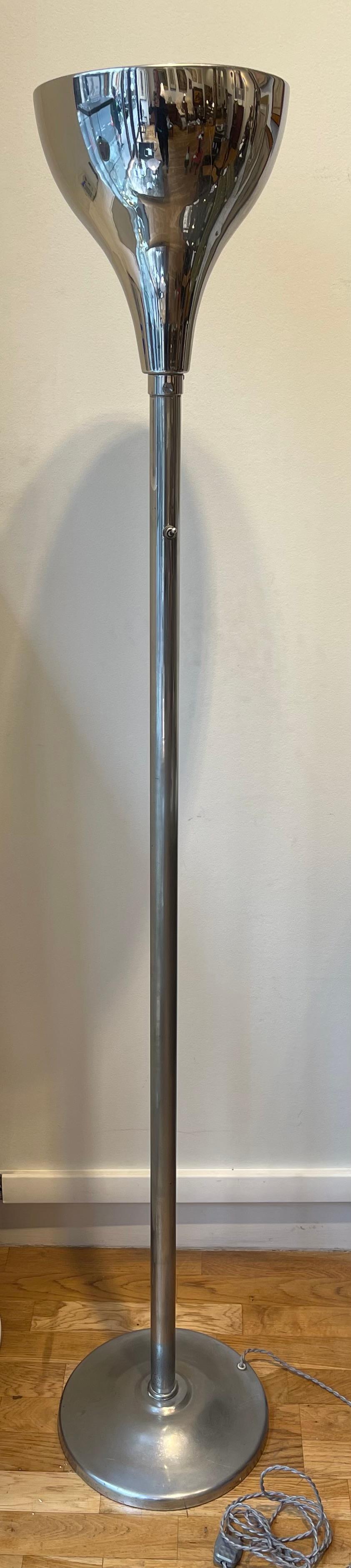 Chromed metal floor lamp, icon of the modernist style, with a light reflector resting on a cylindrical barrel all maintained by a circular base, switch on the barrel. Circa 1930.

Good condition with slight dents and traces of oxidation. Wear & tear