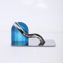 Modernistische geschwungene Skulptur aus Chrom und lackierter kobaltfarbener Emaille von William Pye