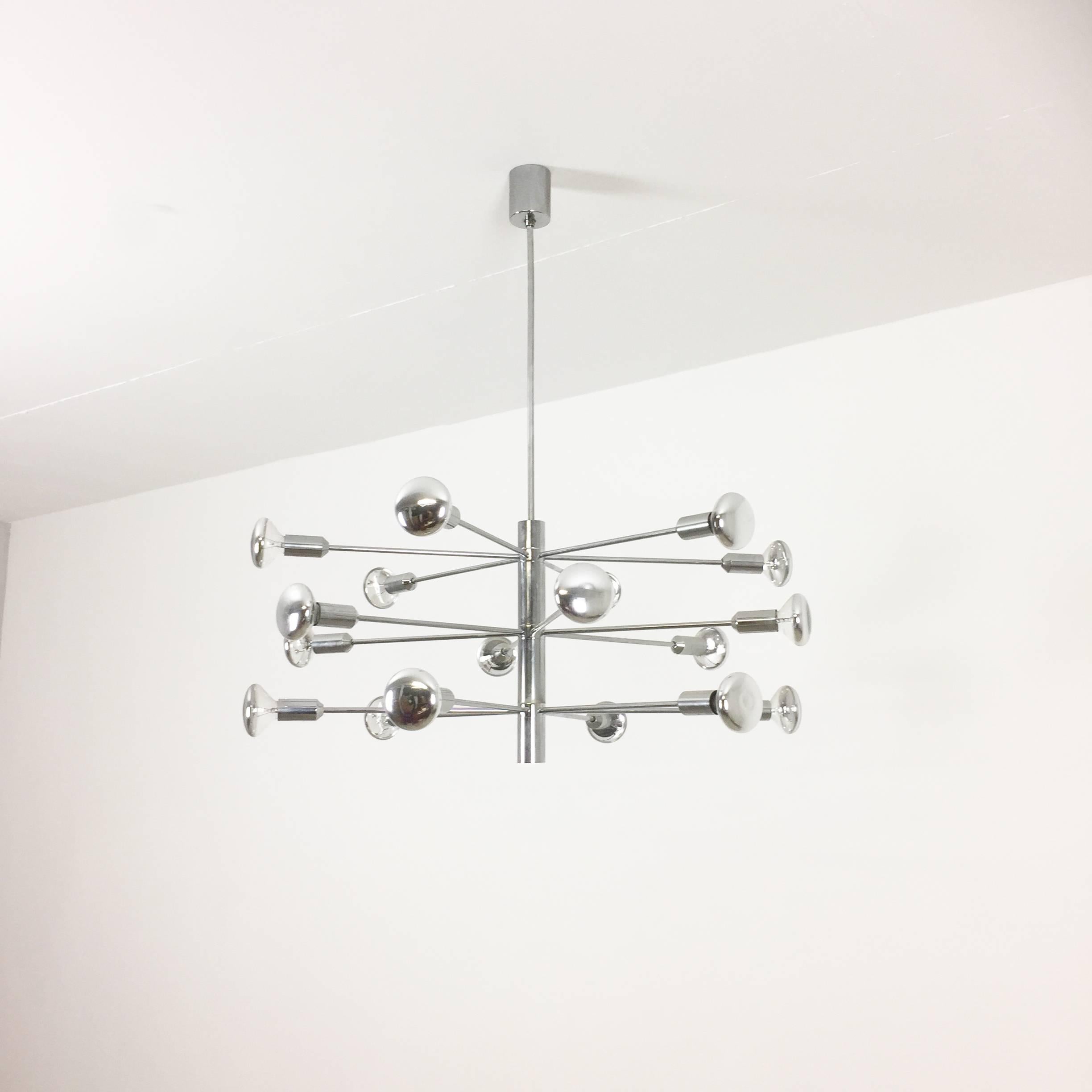 Article:

Sputnik hanging light


Producer:

Cosack Lights, Germany


Origin:

Germany



Age:

1960s



This 1960s hanging light was made by Cosack Lights in Germany. The light is made of solid metal in chrome tone finish, its