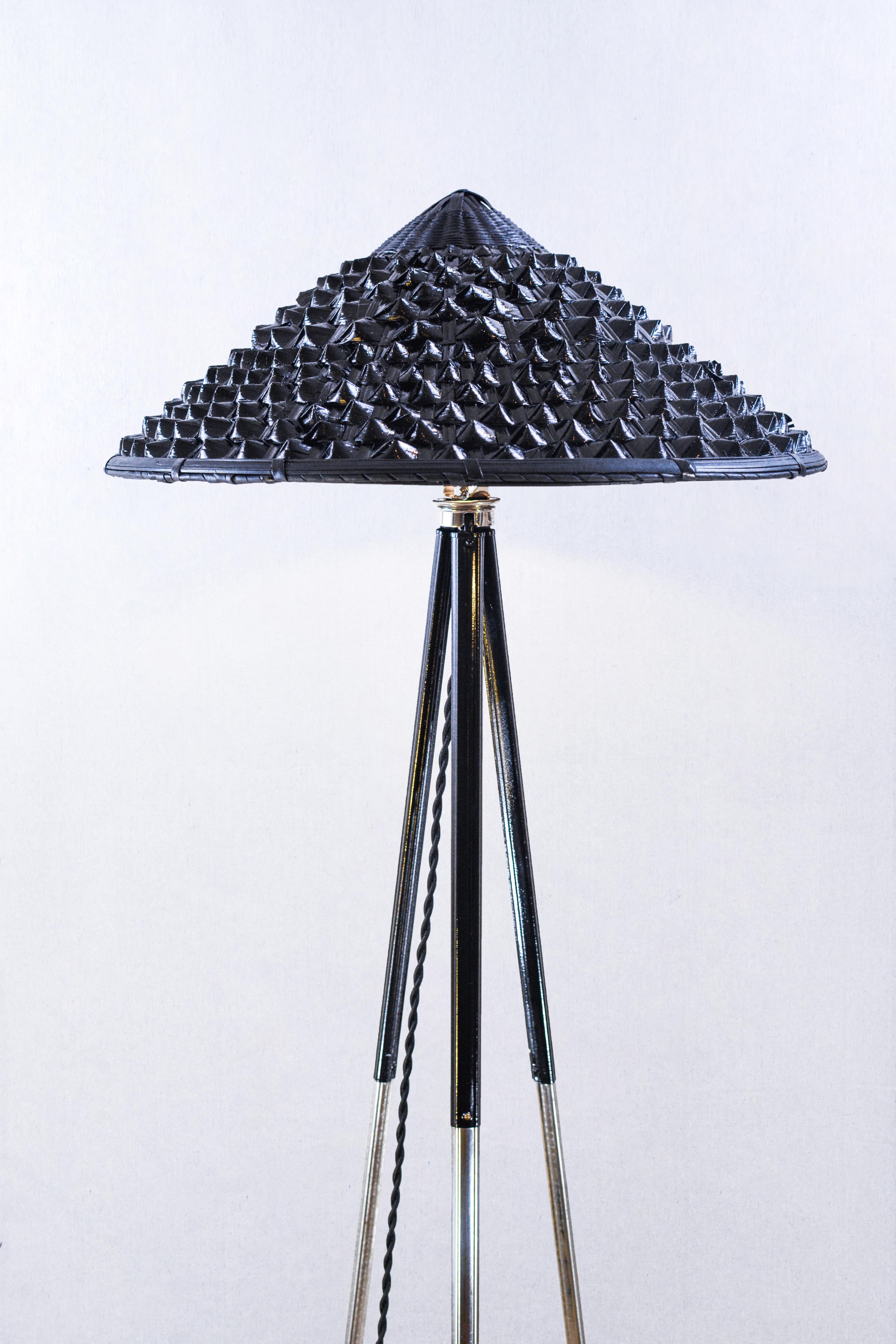 Moderne Lampe tripode chromée et noire avec abat-jour en gazon tissé noir peint à la main, en stock en vente