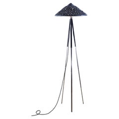 Dreibein-Lampe aus Chrom und schwarzem Chrom mit handbemalter schwarzem, geflochtenem Grasschirm, auf Lager
