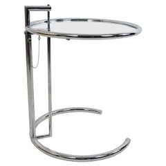 Mesa auxiliar tubular modernista cromada E1027 de Eileen Gray para Classicon