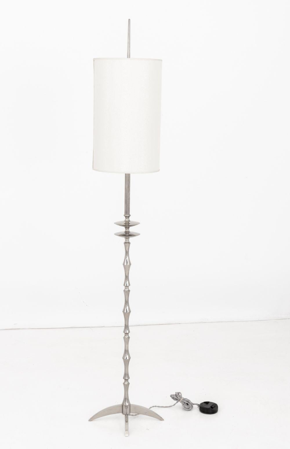 Lámpara de pie cromada modernista siglo XX en venta