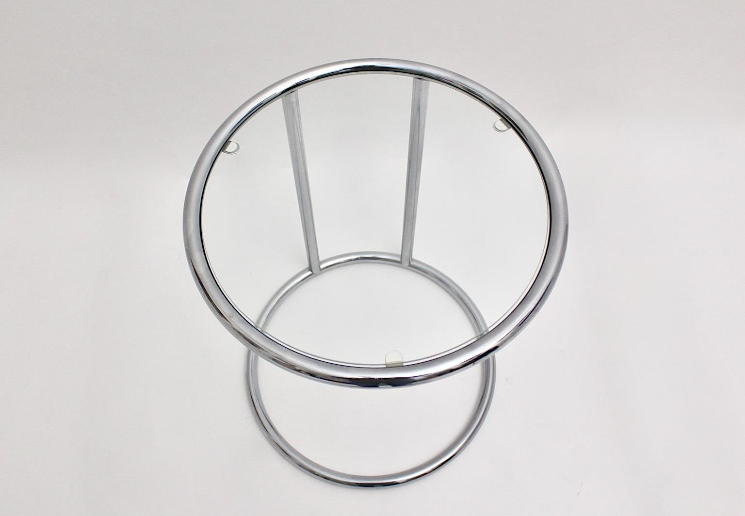 Modernista de metal cromado con placa de cristal transparente en forma circular Italia años 80.
La mesa auxiliar muestra una construcción de tubo de acero cromado con una placa de cristal transparente de forma redonda y delicada.
Gracias a sus