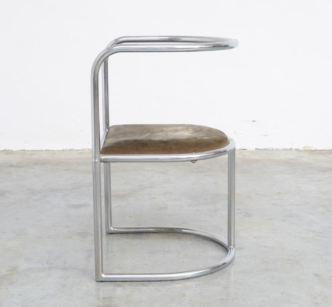 This rare modernist chromed steel tubular chair was made in Belgium in the late 1920s. It is a design in the spirit of the work of M.-L. Baugniet and L.H. De Koninck.
The chair was manufactured in the same atelier: Etablissements Annoye S.A. –