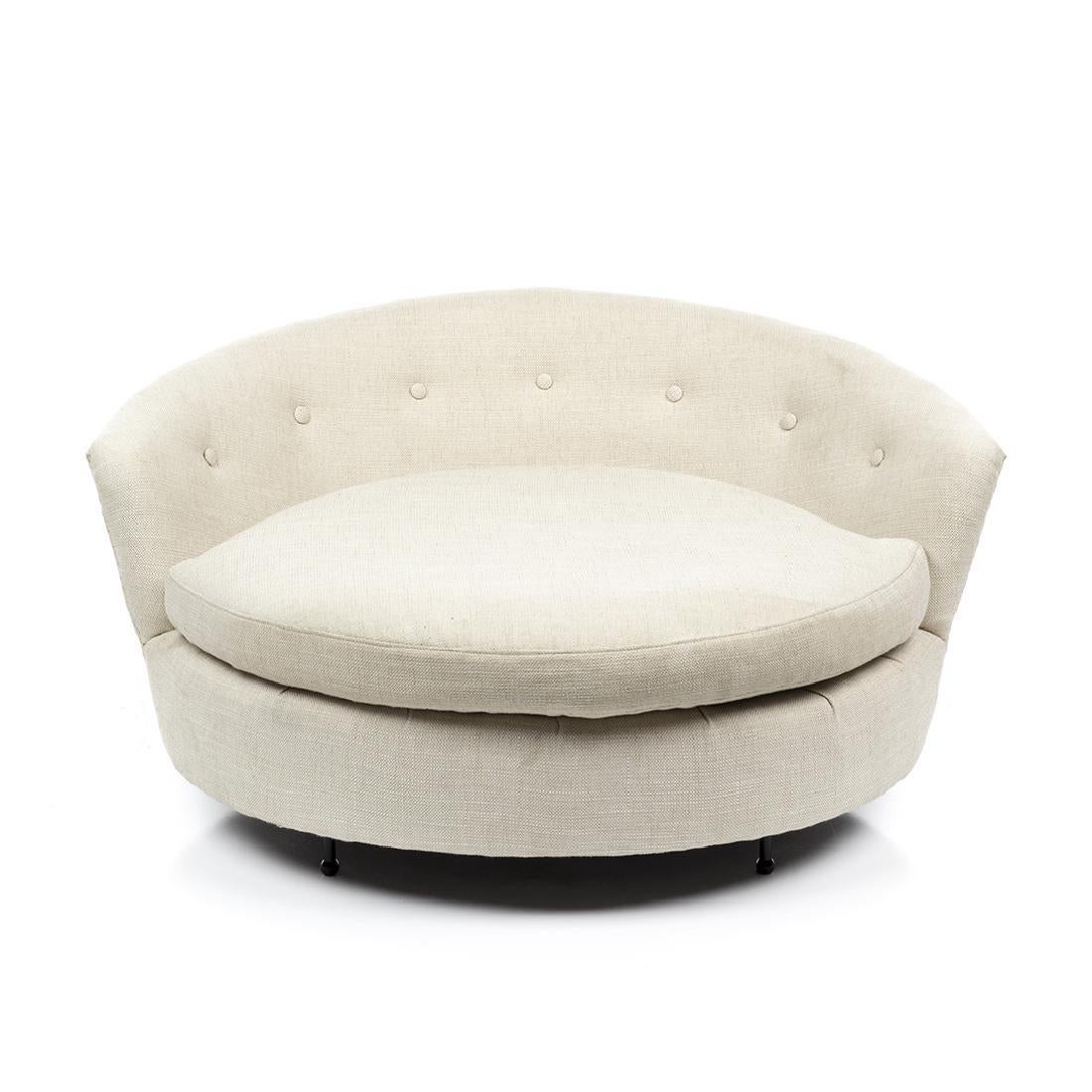 Modern four-legged circular lounge chair, in the manner of Milo Baughman, circa 1970s. Upholstery has been recently professionally cleaned and frame/legs reinforced.

 