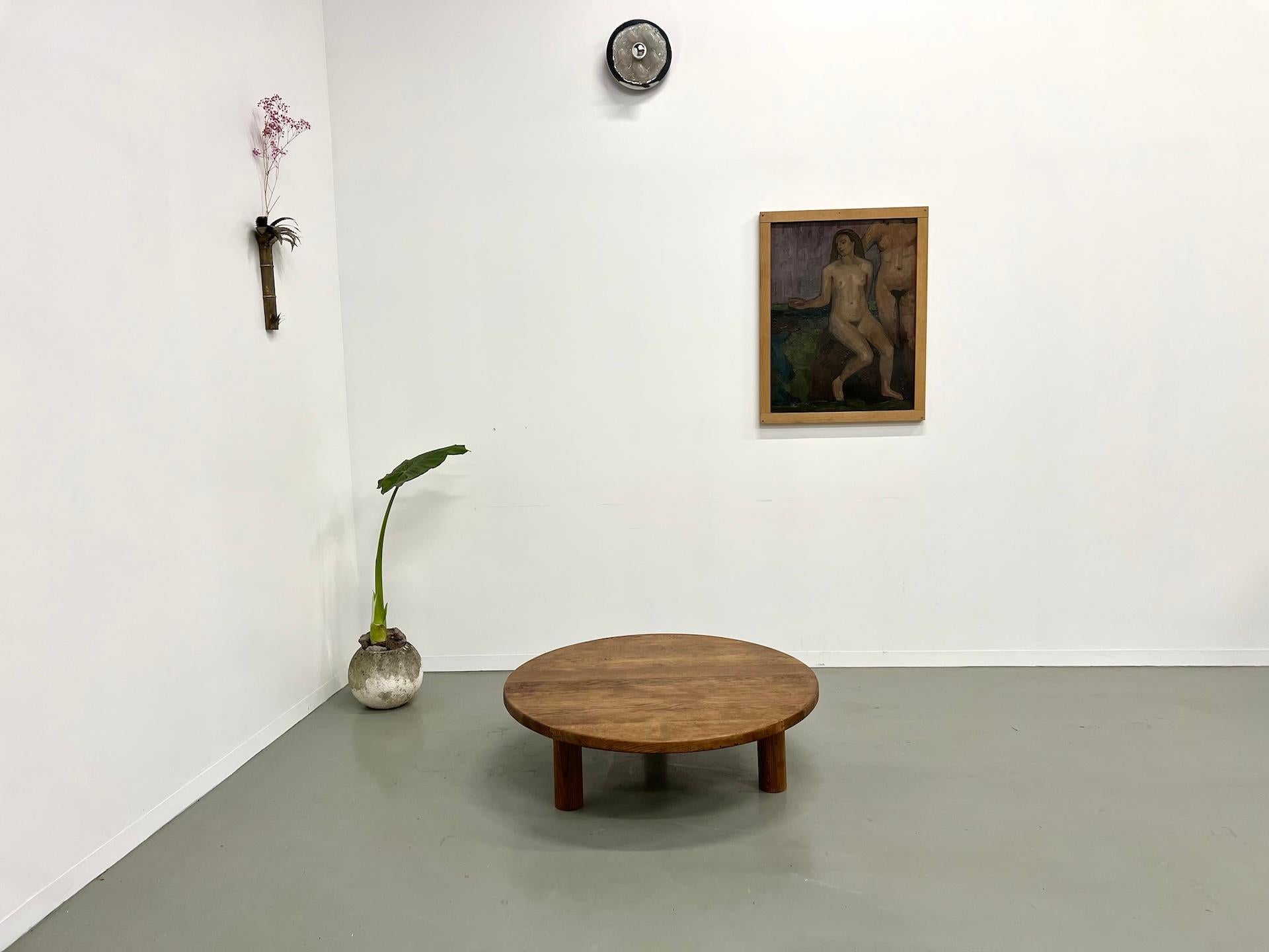 Table basse circulaire moderniste en chêne massif des années 1950 avec une base tripode cylindrique. Un très beau look, tout en simplicité organique pour cette table basse. Le veinage de la table est très élégant et l'assemblage de la languette