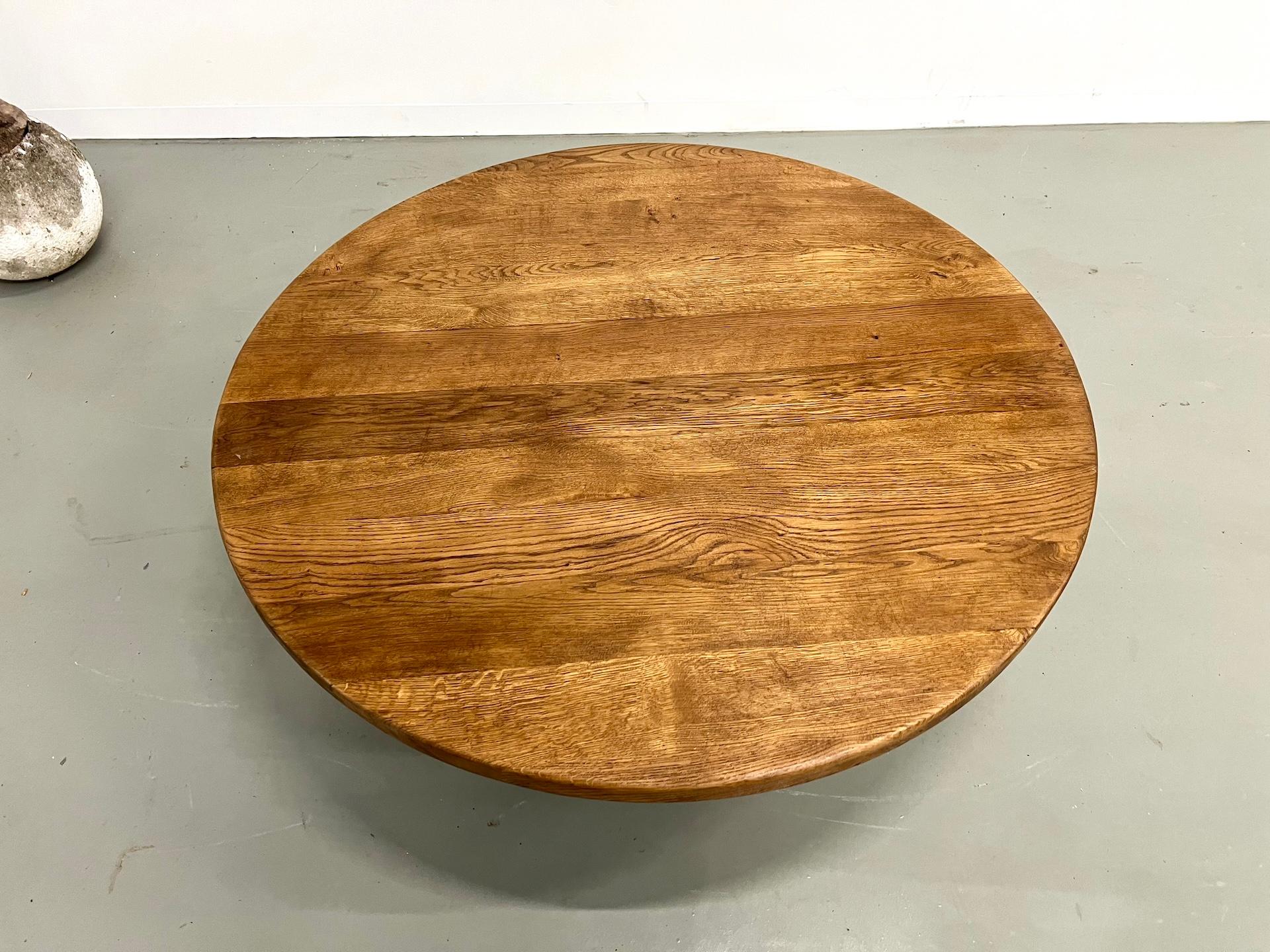 Table basse circulaire moderniste en Oak Oak, France, 1950 Bon état - En vente à LYON, FR