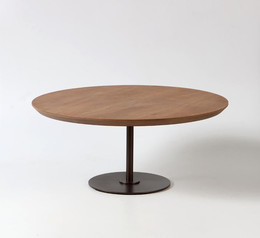 Jouant avec la géométrie, Alessandra Delgado a créé la table basse 