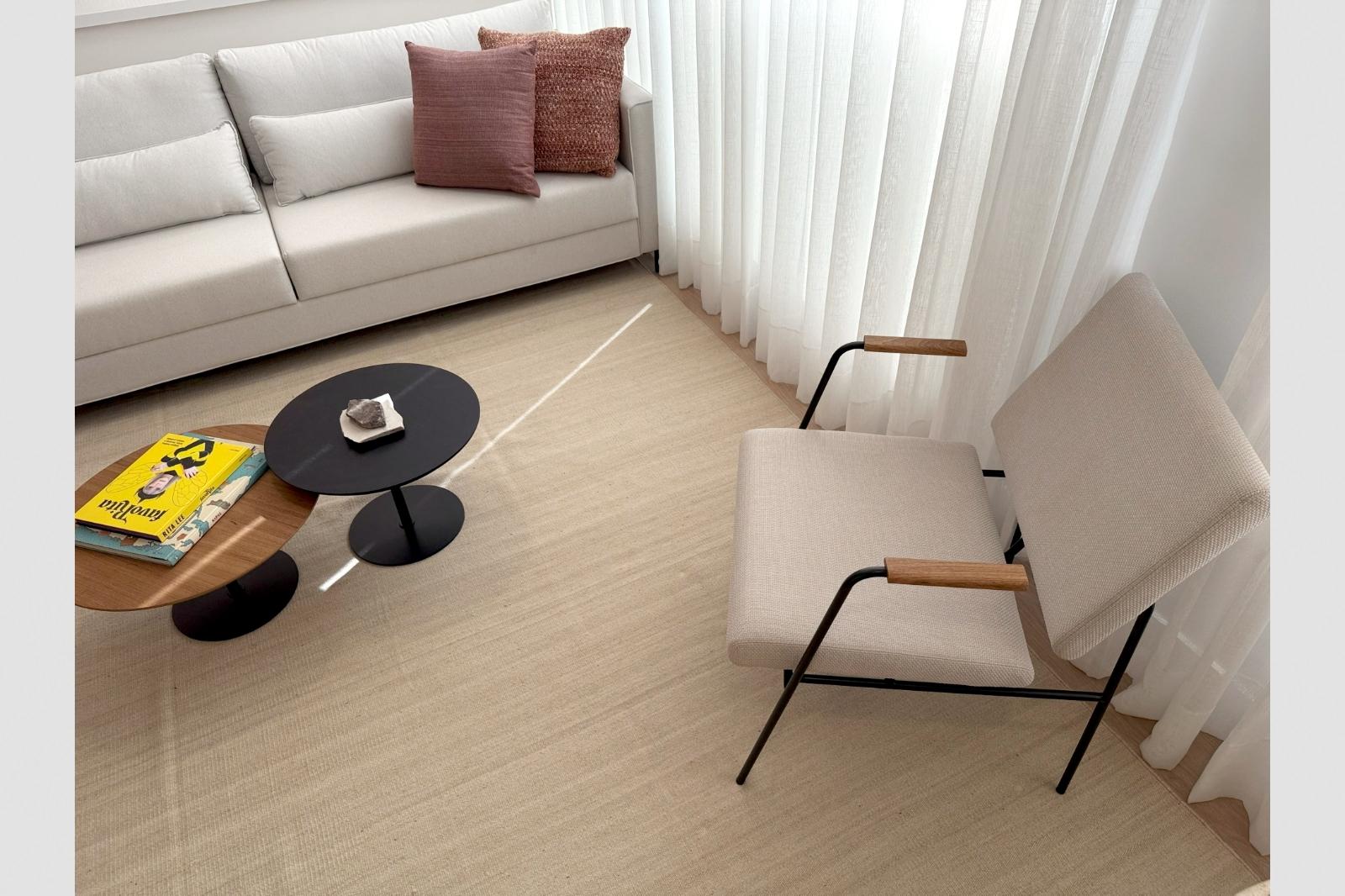 Peint Table basse moderniste circulaire, acier peint et bois naturel en vente
