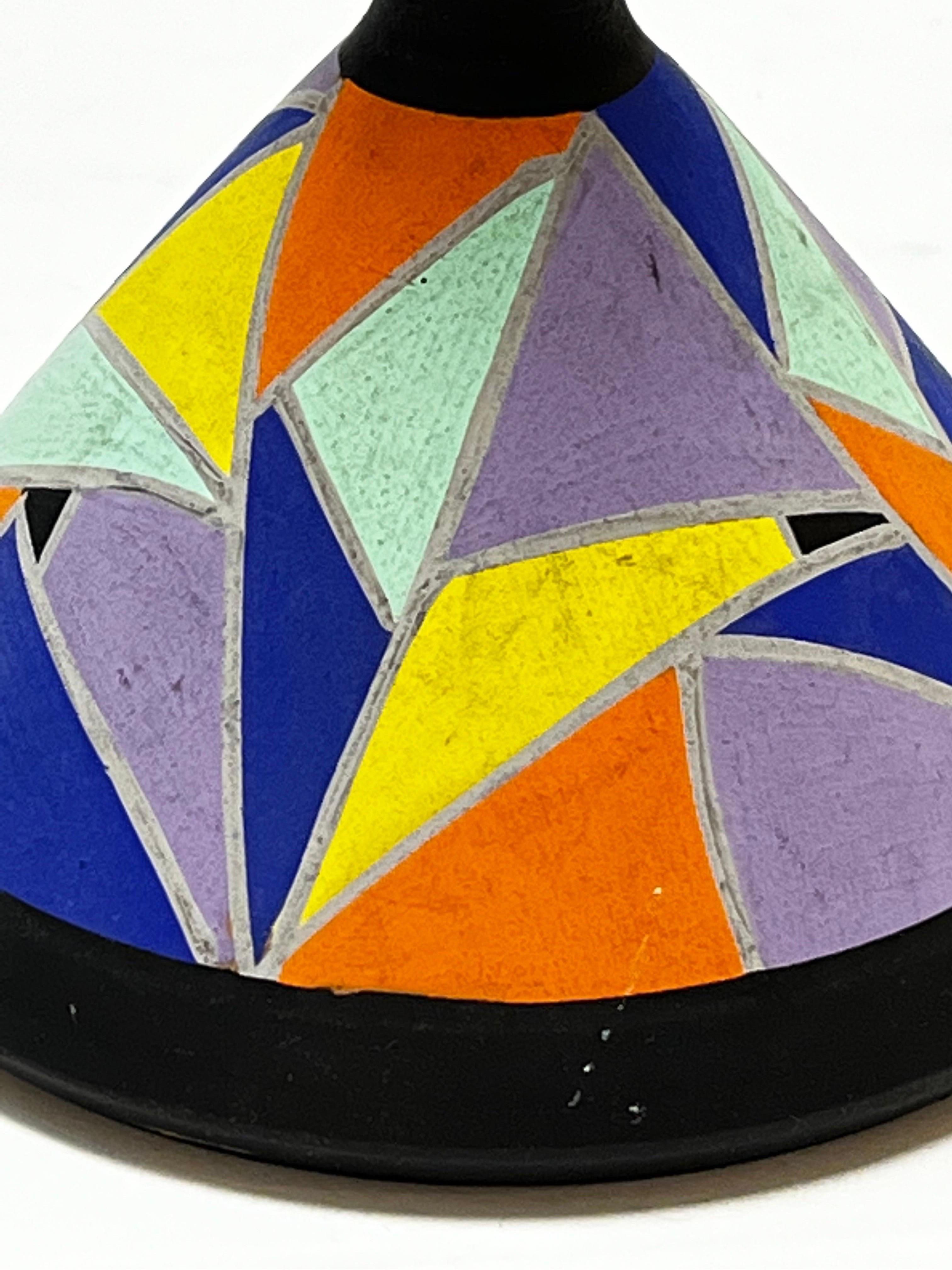 Vase géométrique moderniste peint à la main de style Clarice Cliff avec col allongé en vente 5