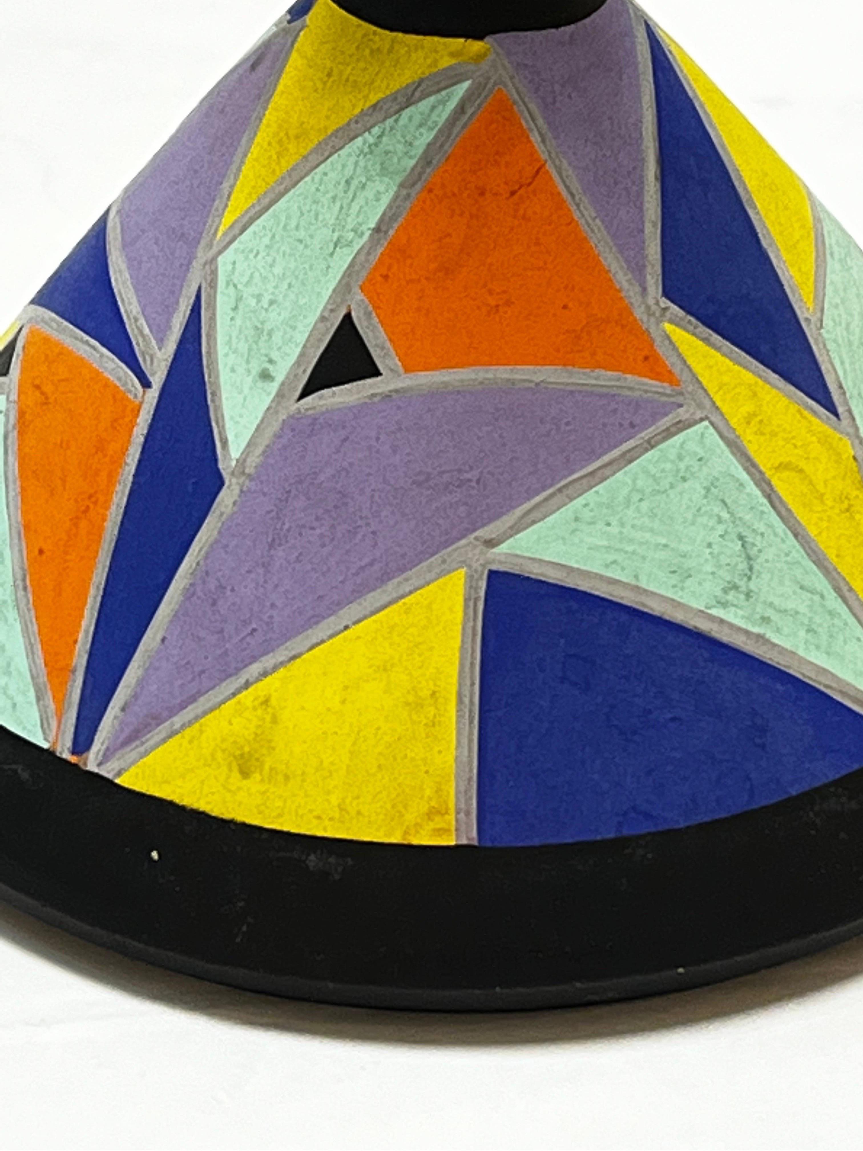 Vase géométrique moderniste peint à la main de style Clarice Cliff avec col allongé en vente 7