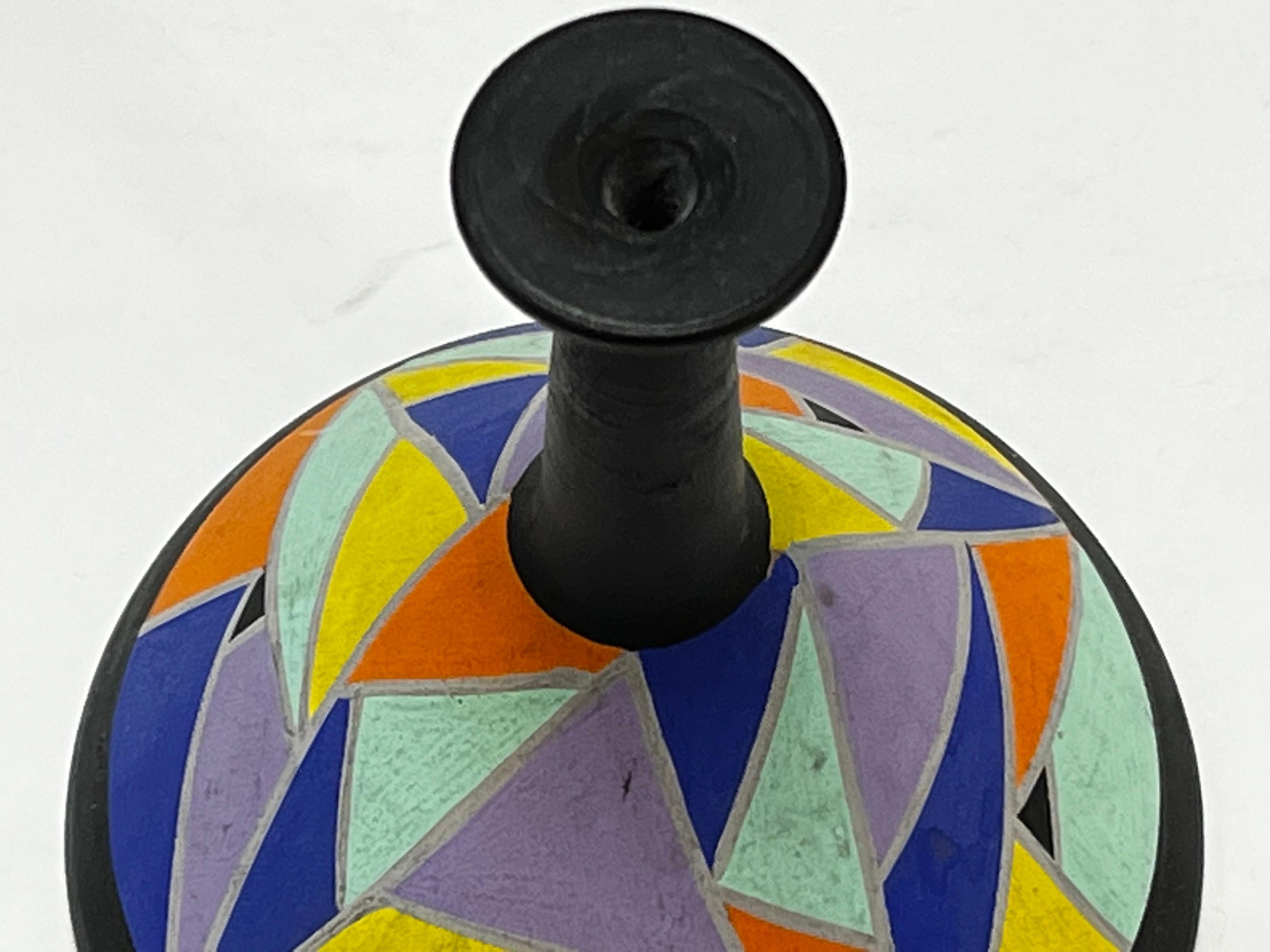 Vase géométrique moderniste peint à la main de style Clarice Cliff avec col allongé en vente 8