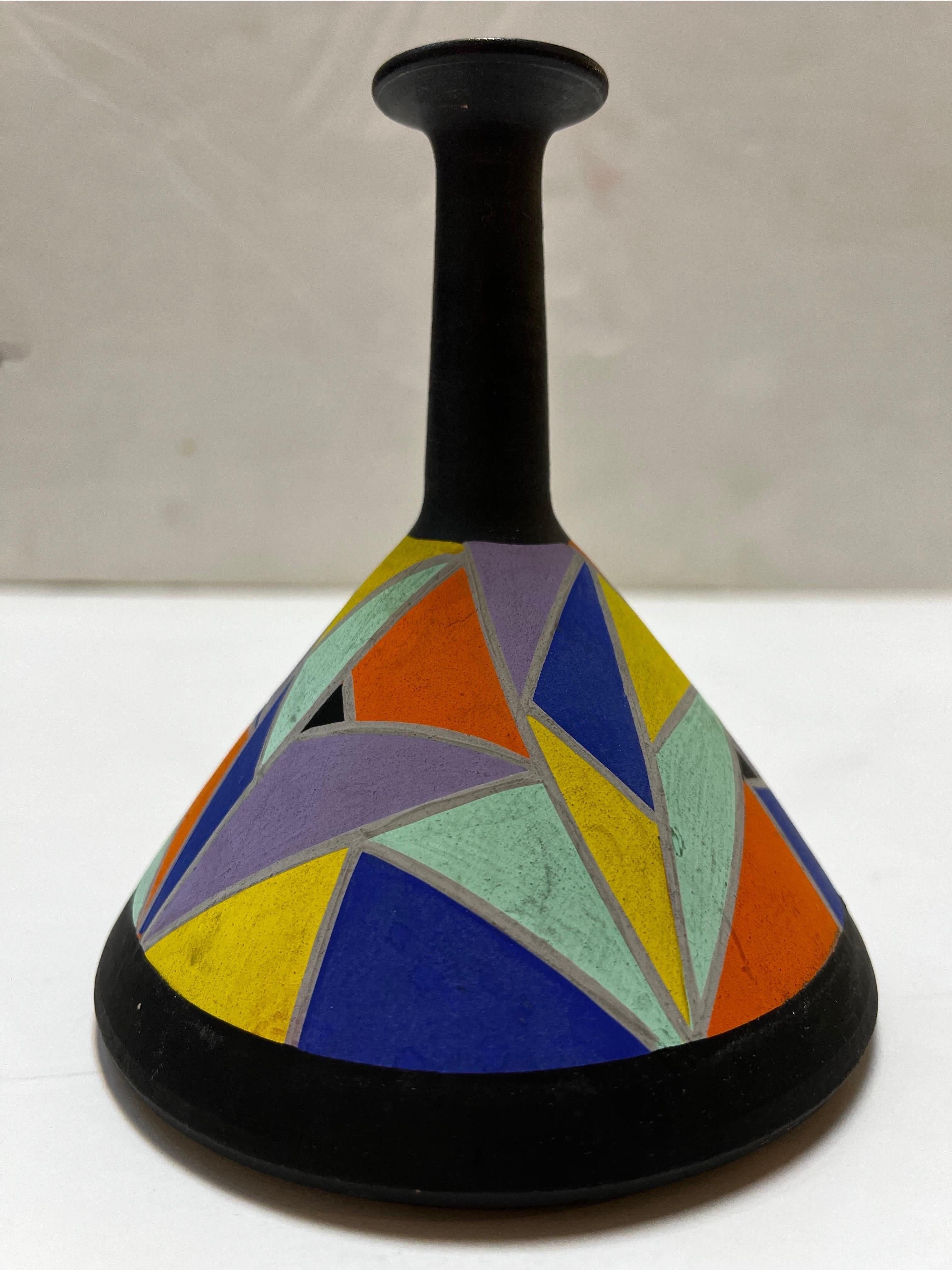 Vase géométrique moderniste peint à la main de style Clarice Cliff avec col allongé Bon état - En vente à Atlanta, GA