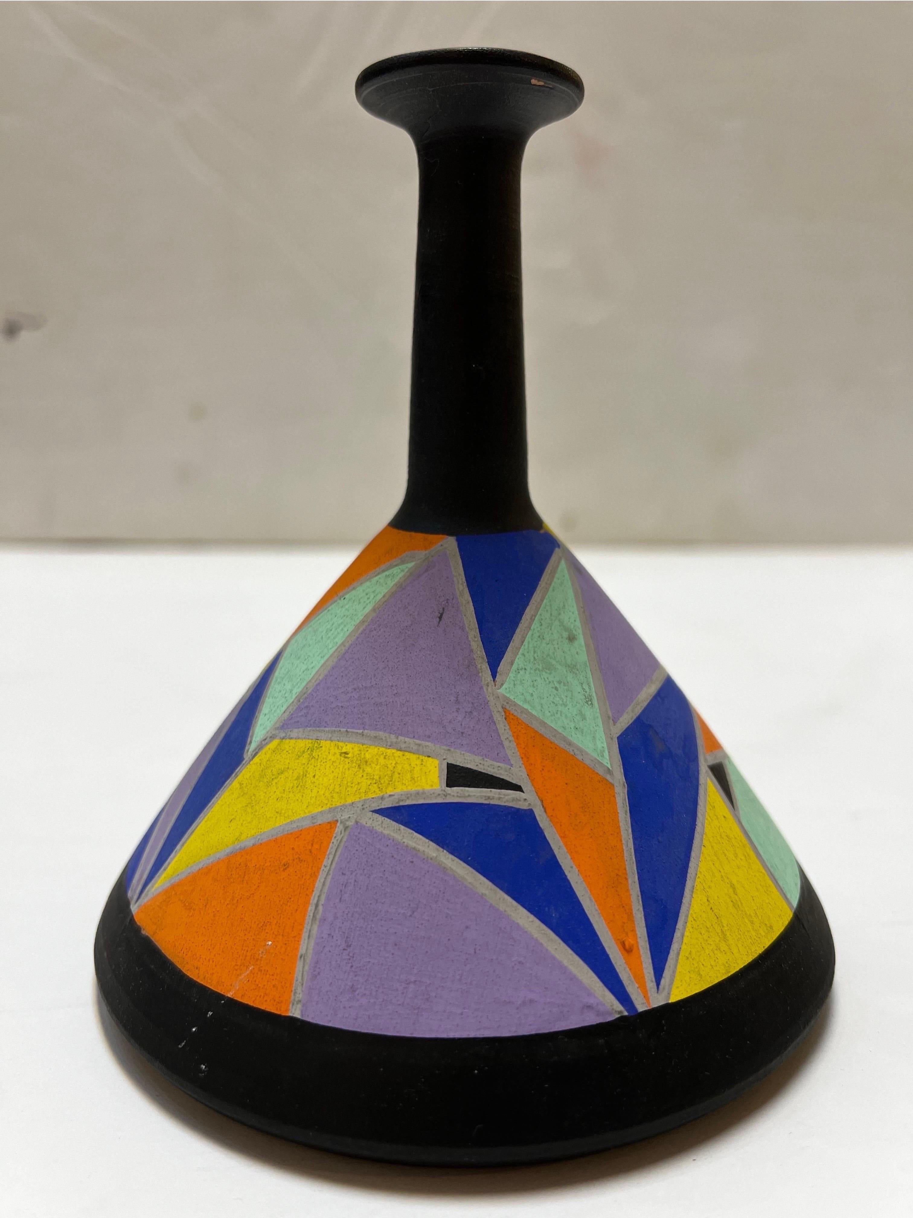 Modernistische, handbemalte, geometrische Vase im Cliff-Stil mit länglichem Hals (20. Jahrhundert) im Angebot