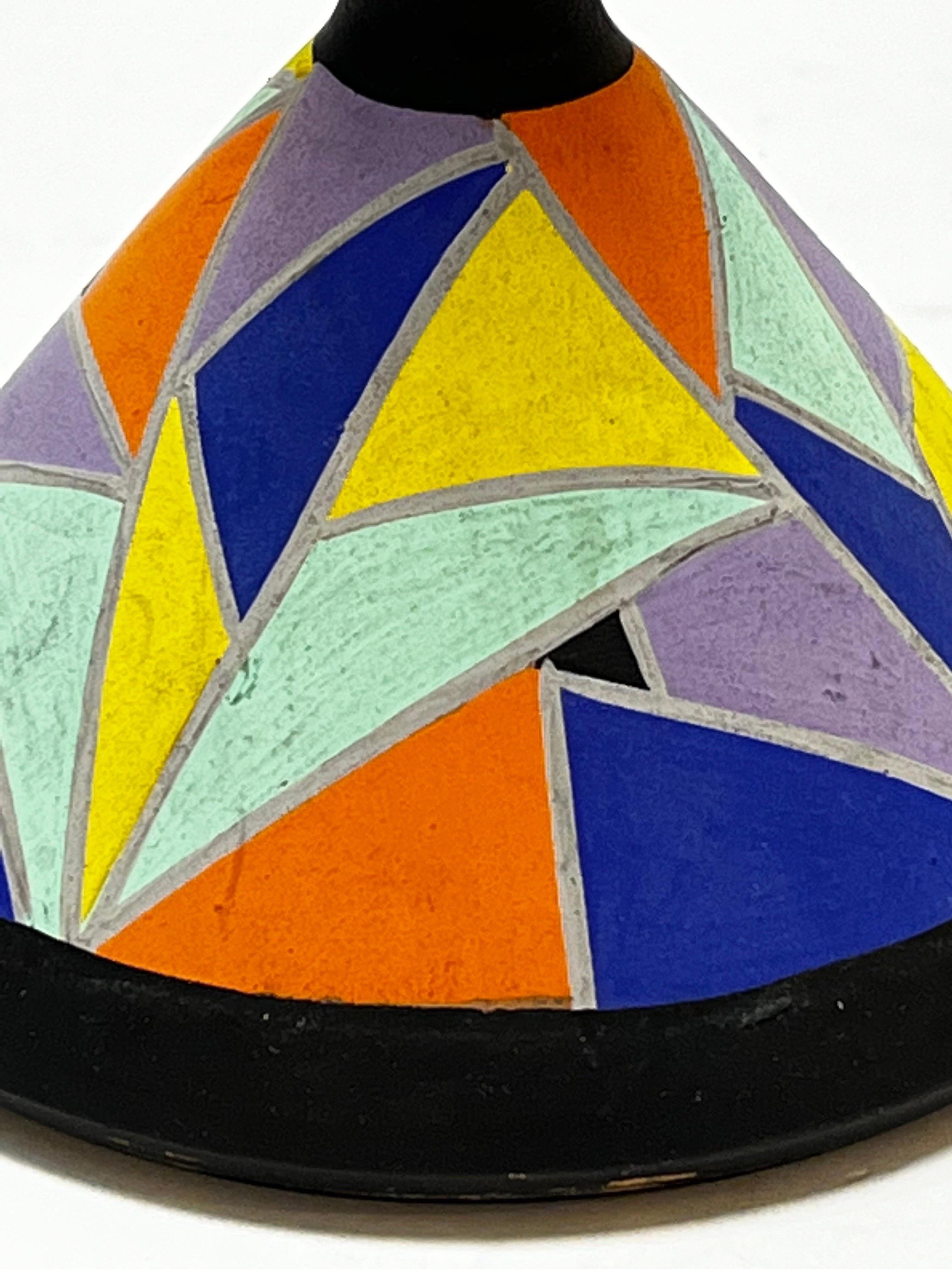 Vase géométrique moderniste peint à la main de style Clarice Cliff avec col allongé en vente 4
