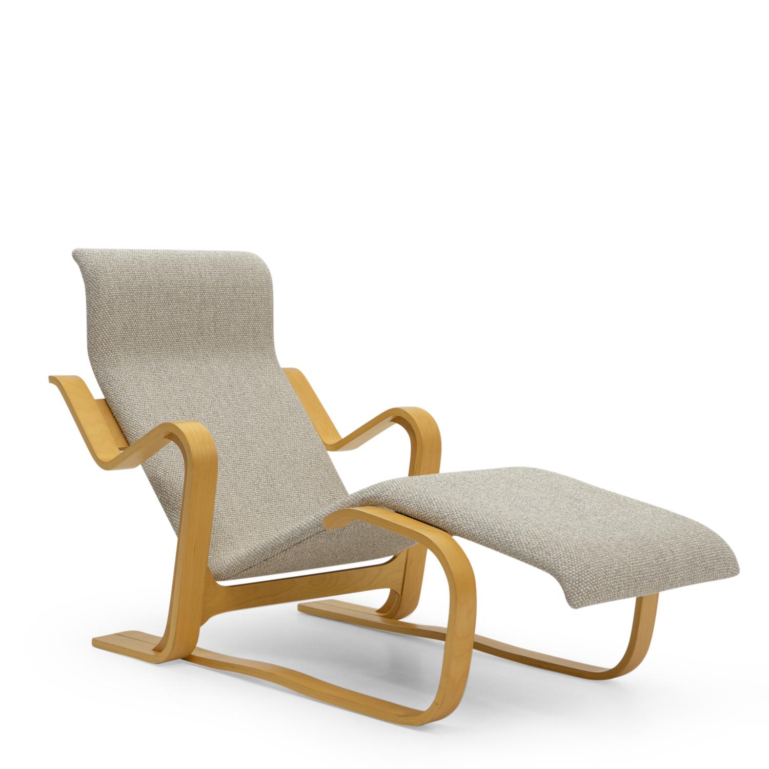 La Chaise Longue Isokon fue creada originalmente por Marcel Breuer a finales de los años 30 desde su refugio en Inglaterra, para la empresa británica Isokon. Posteriormente, Knoll International la fabricó bajo licencia durante la década de 1970.

La