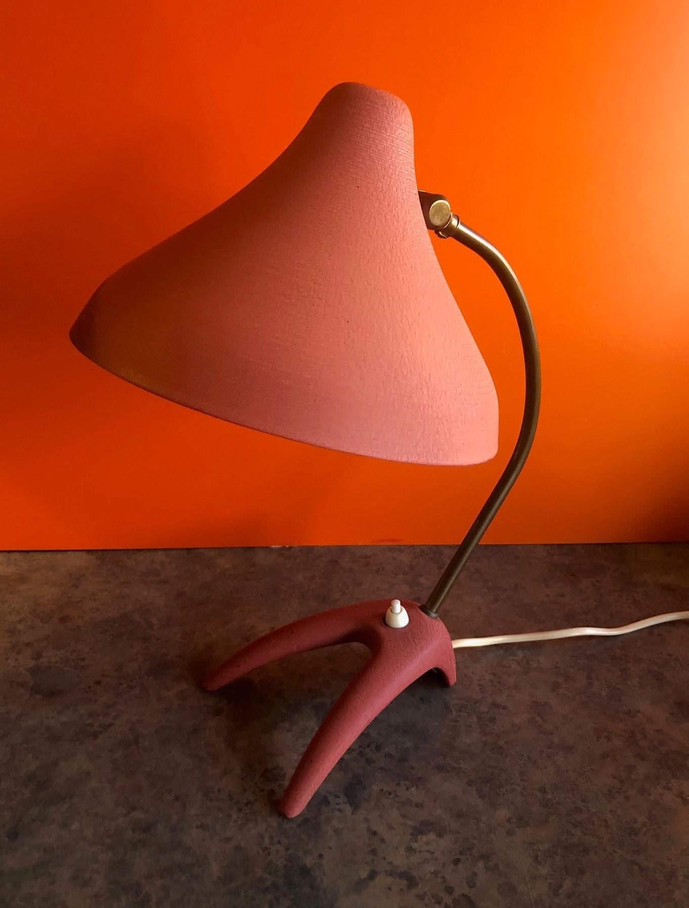 Lámpara de escritorio modernista con pie de garra de Louis Kalff para Phillips en venta 1