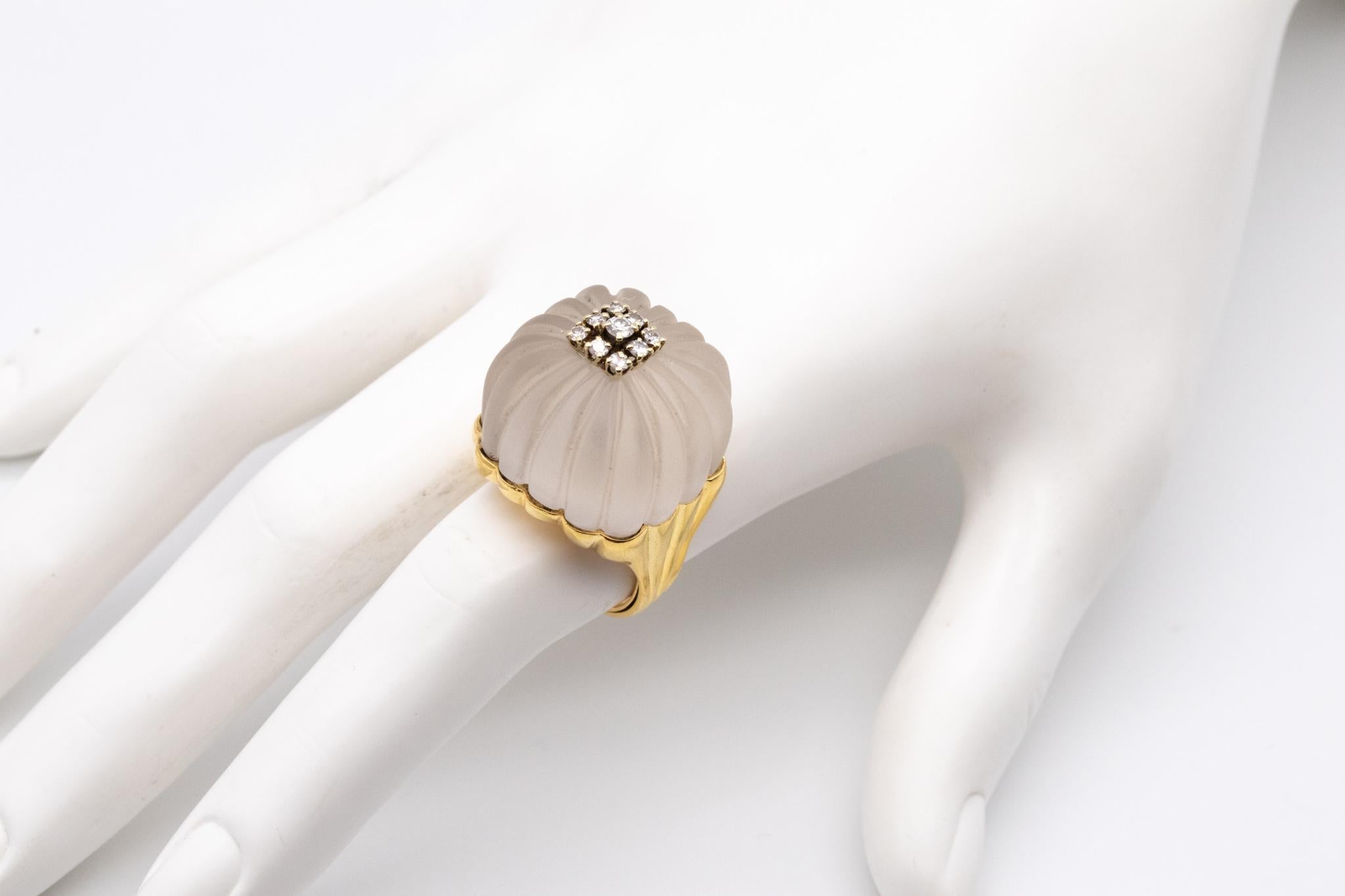 Modernistischer Cocktailring aus 18 Karat Gold mit geschnitztem Bergquarz und VS-Diamanten (Gemischter Schliff)
