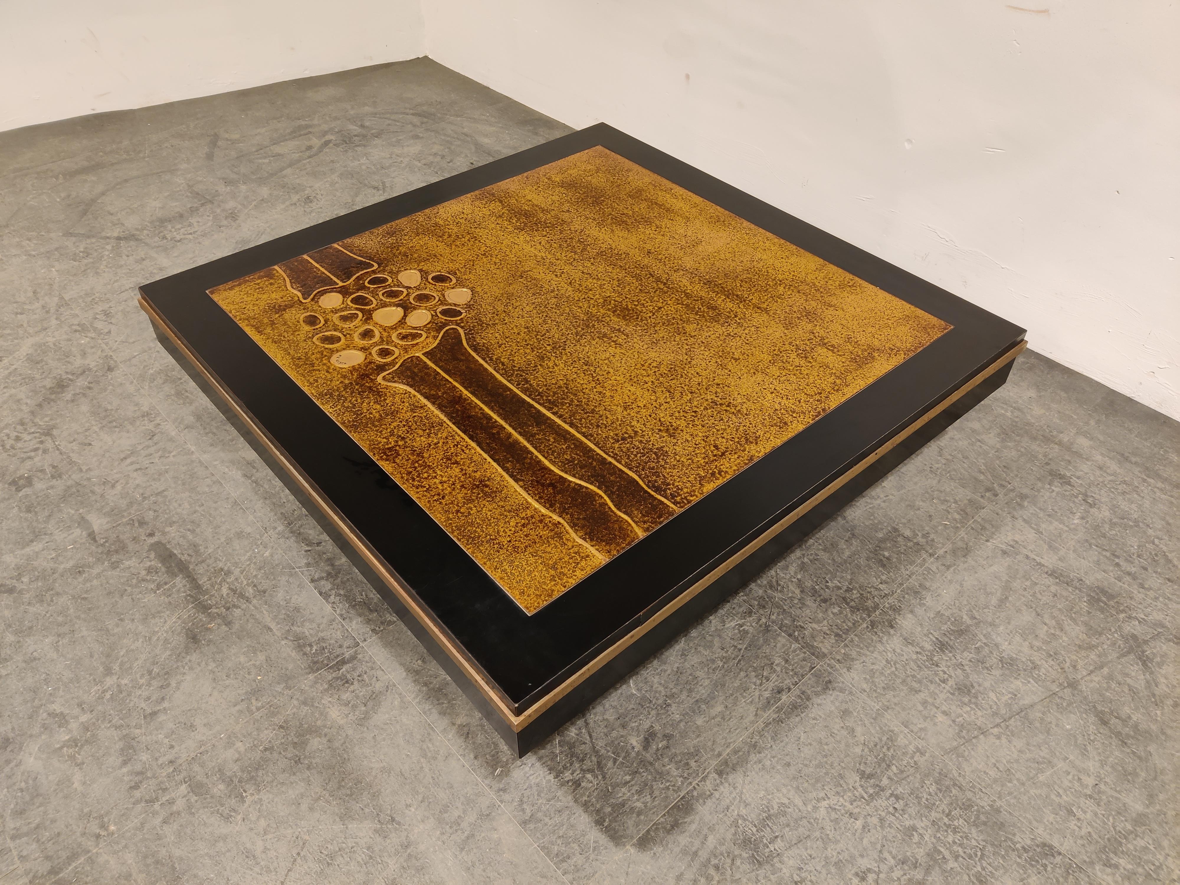 Mid-Century Modernist coffee table by Denisco.

The table consists of a lacquered wooden base with a single ceramic modernist design piece.

Overall good condition, small damage to one of the lacquered edges.

1960s - Belgium

Good