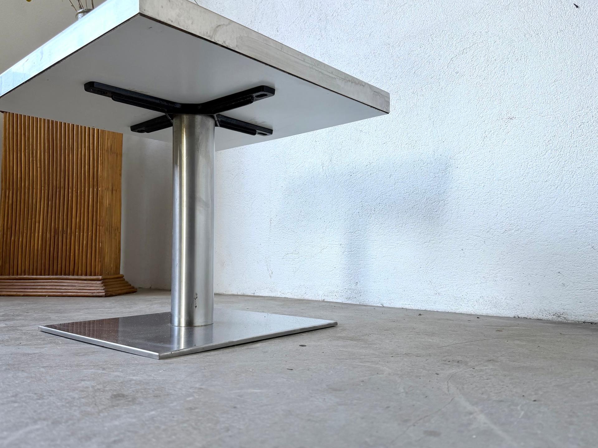 Table basse moderniste des années 1970 en vente 4
