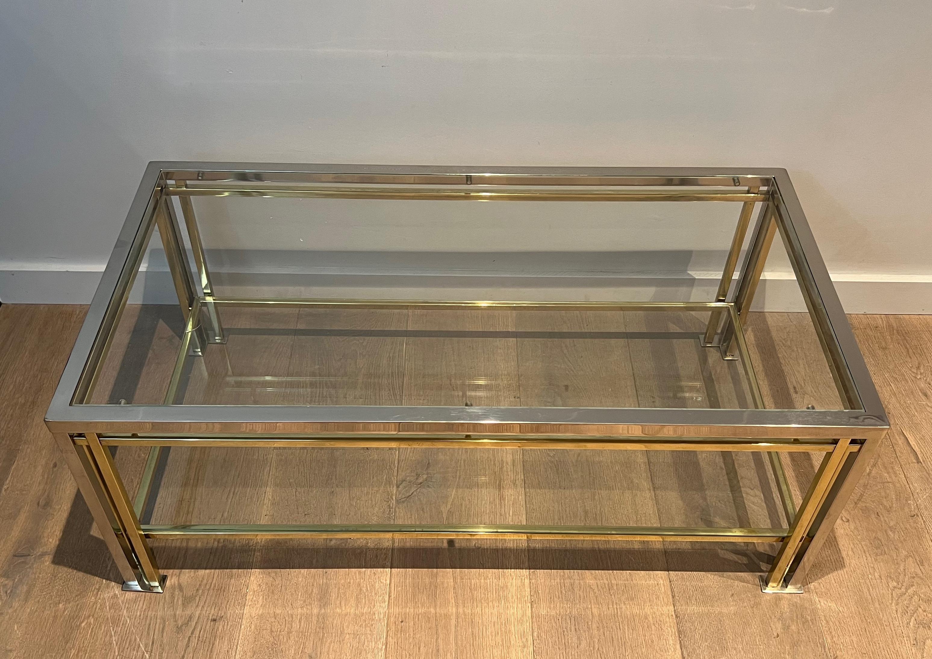 Esta mesa de centro modernista con patas triples es de metal cromado y dorado. Se trata de una obra francesa del estilo de Willy Rizzo. Alrededor de 1970