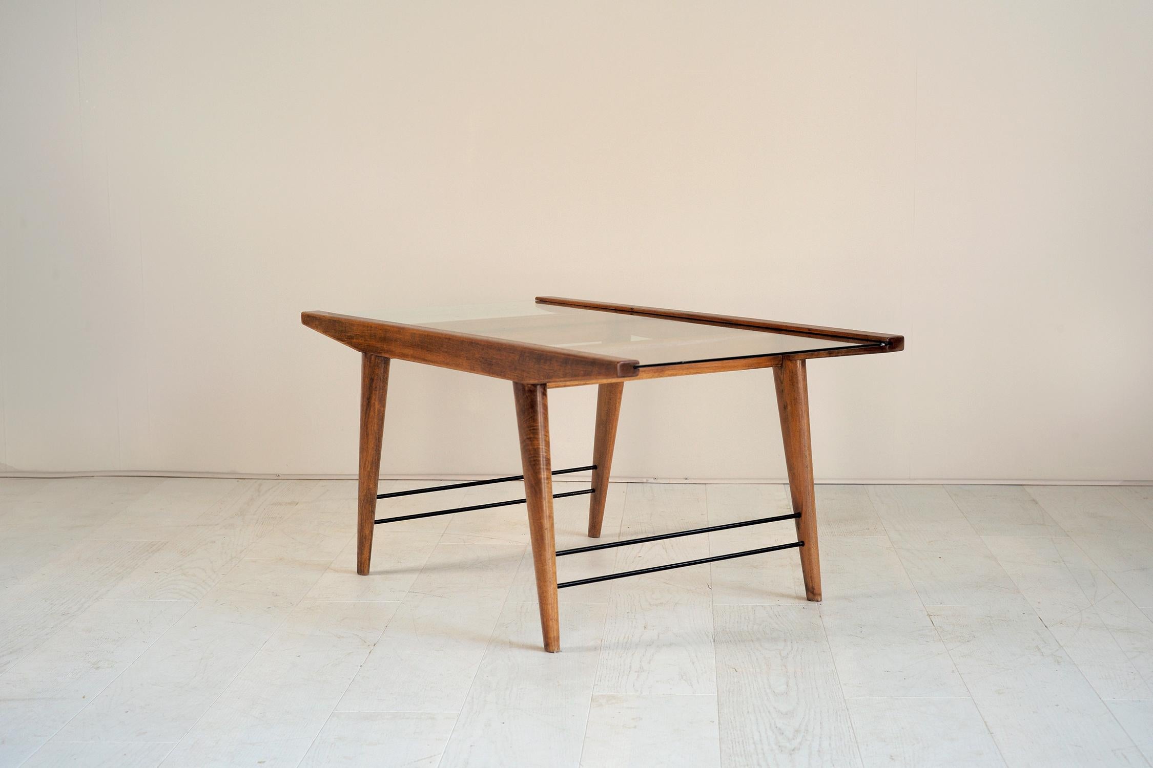 Elegant solid mahogany coffee table, France, 1950. The glass slab is inserted in two grooves, the tapered legs are joined by spacers in black lacquered brass. This French work is closer to the creations of Louis Sognot.
Very beautiful state.