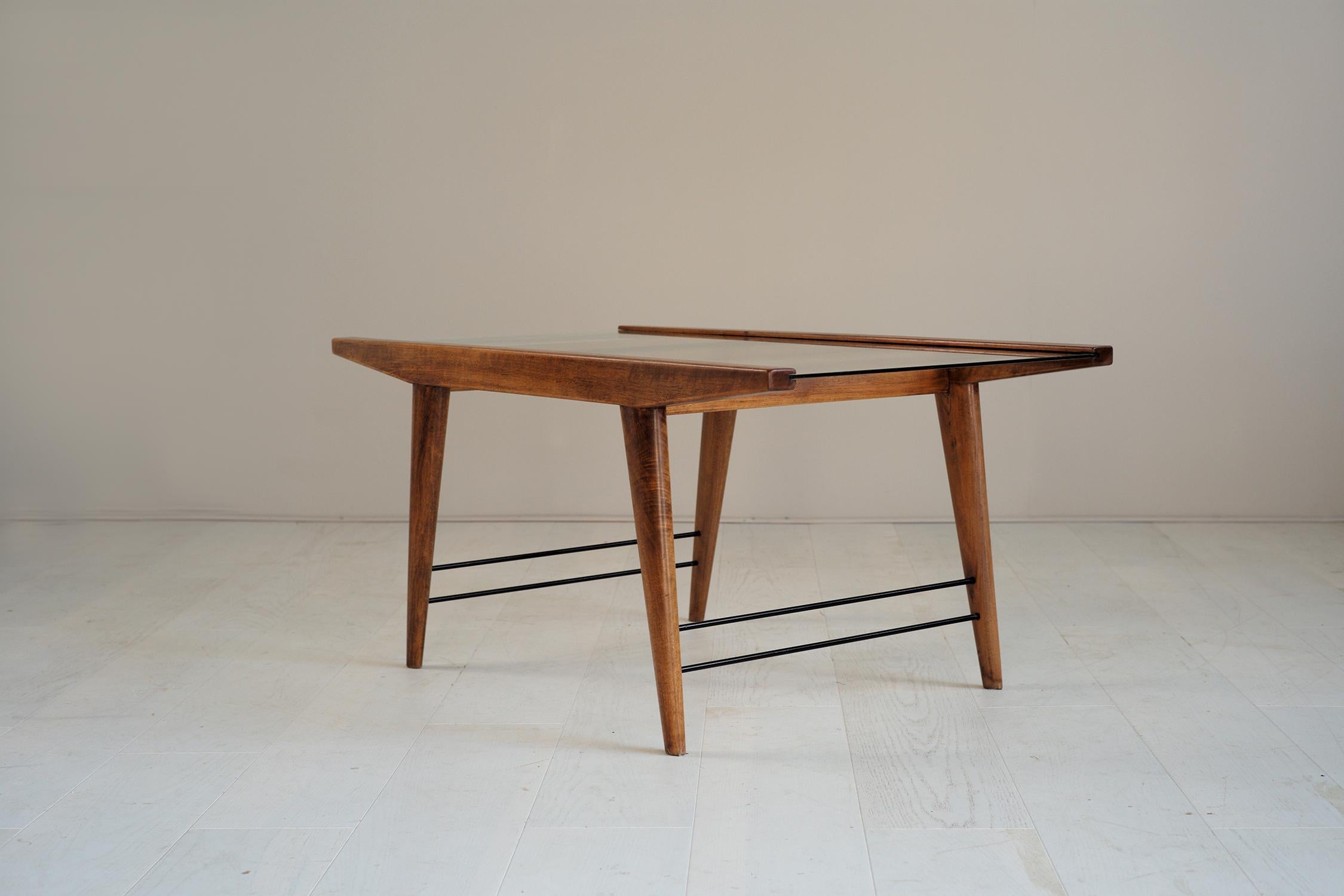 Modernist Coffee Table in Mahogany, Brass and Glass, France, 1950 In Good Condition For Sale In Catonvielle, FR