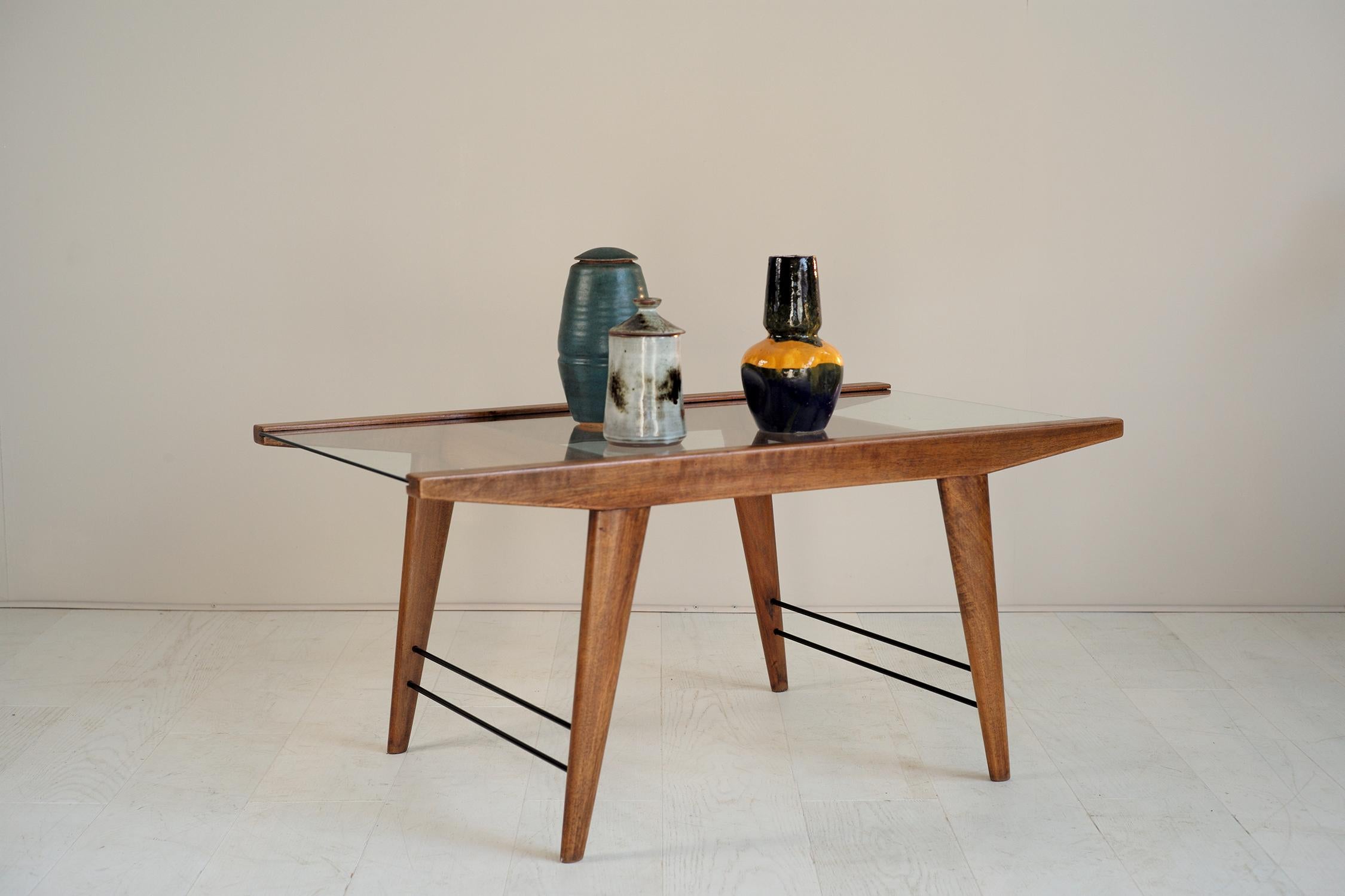 Milieu du XXe siècle Table basse moderniste en acajou, laiton et verre, France, 1950 en vente