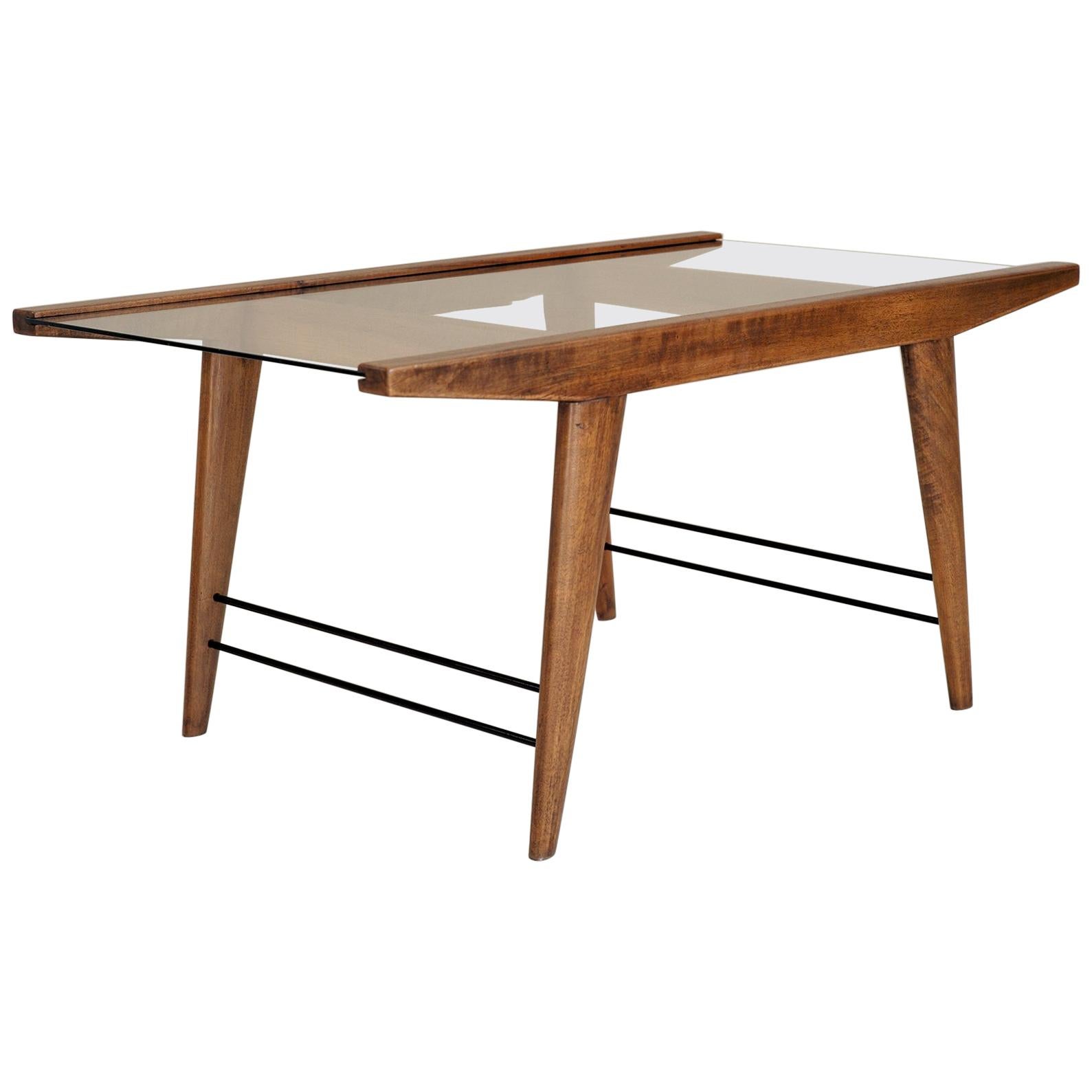 Table basse moderniste en acajou, laiton et verre, France, 1950