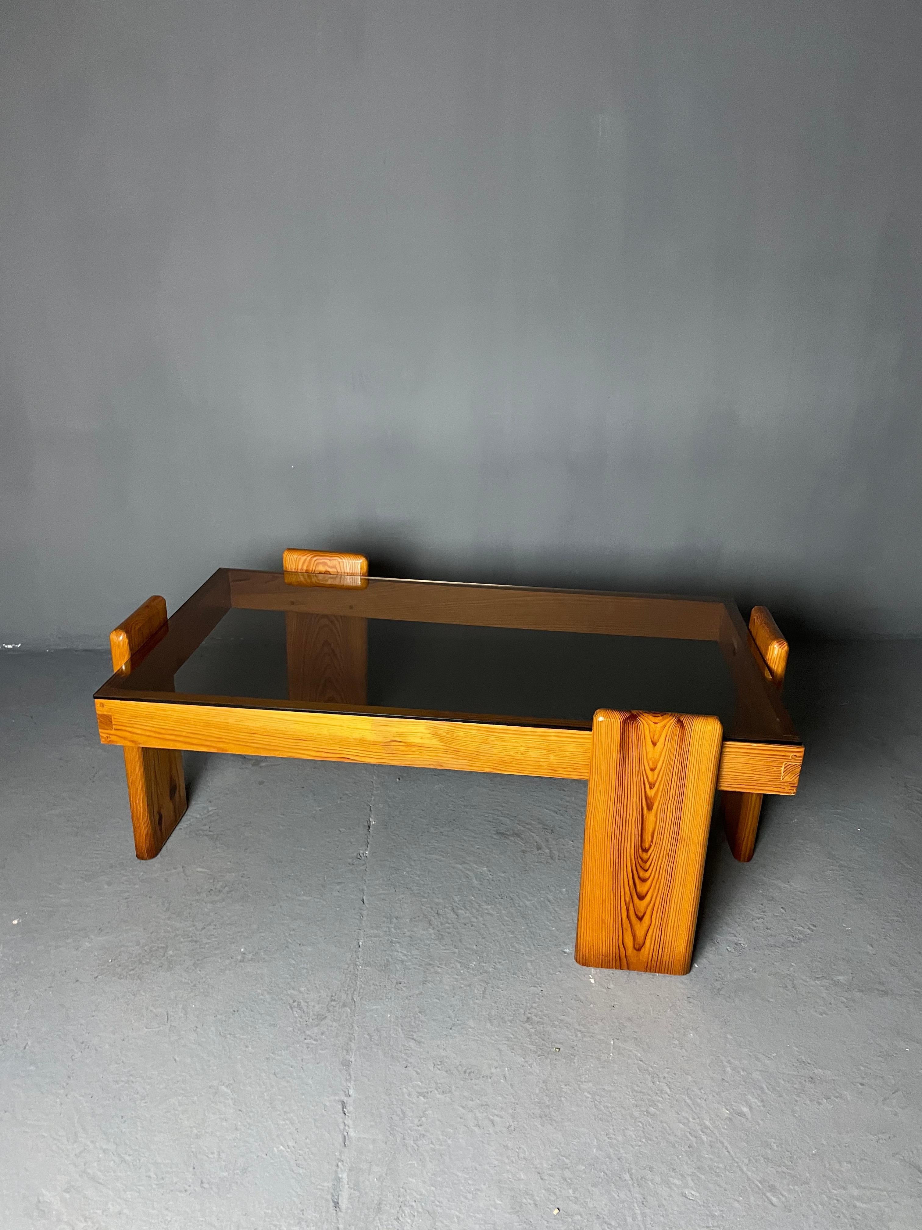 Pine coffee table, circa 1970 in the style of Rainer Daumiller. Rectangular glass top with a frame in straight tails with four overflowing legs, also rectangular in shape in solid pine. Rather unusual model, consisting of a smoked glass top in
