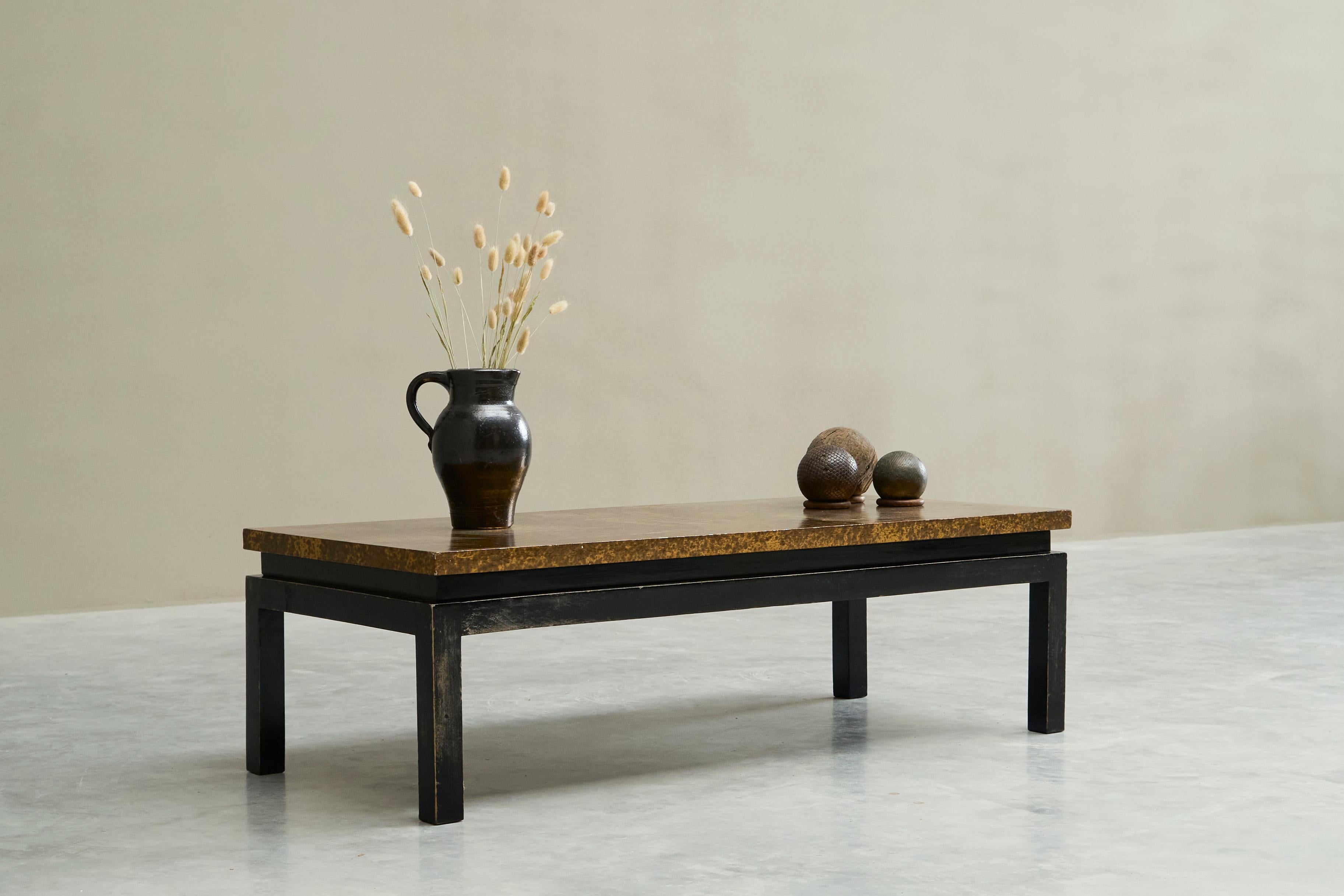 Modernistischer Couchtisch mit patinierter, goldfarbener Platte Belgien Mitte des 20. im Angebot 3