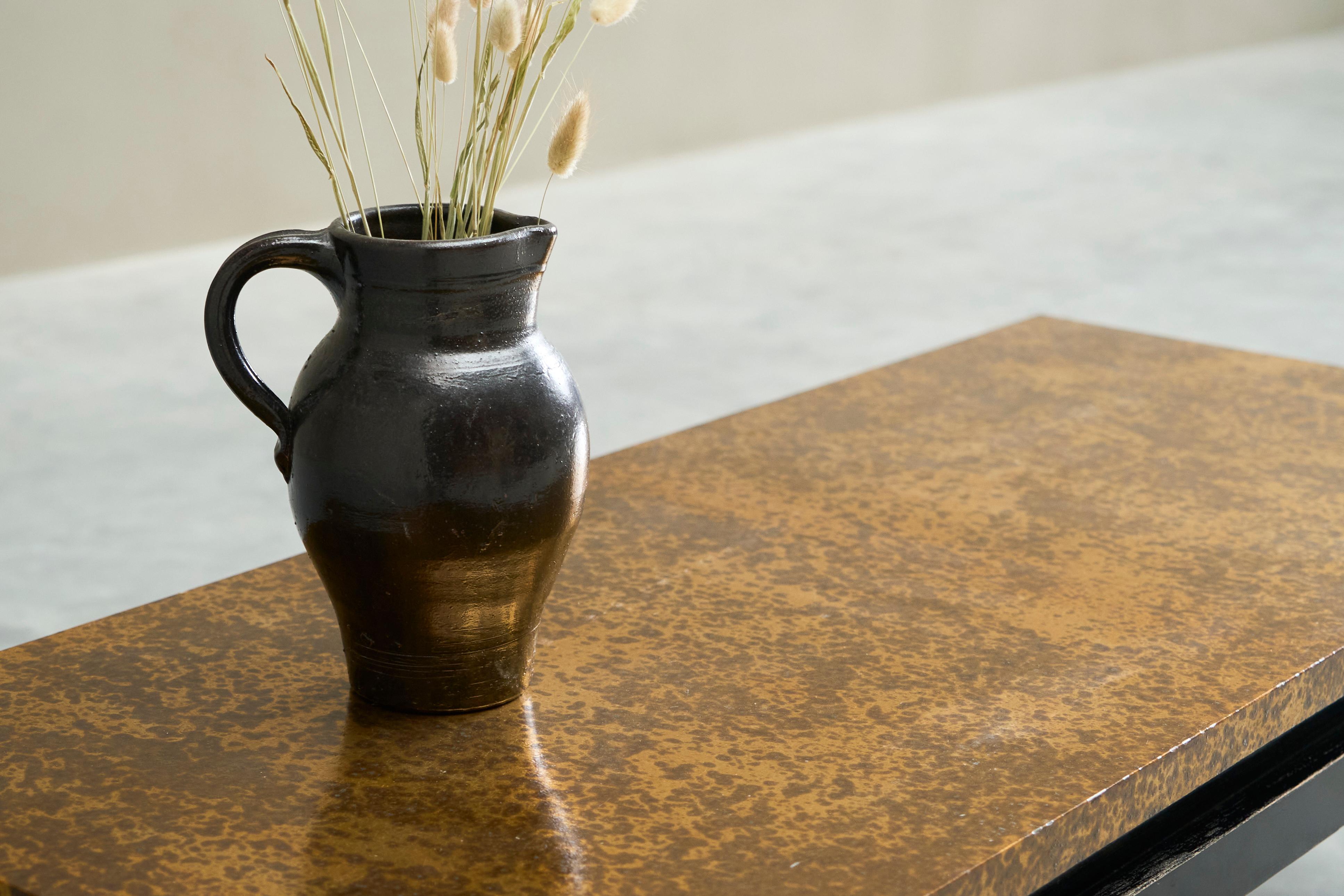 Modernistischer Couchtisch mit patinierter, goldfarbener Platte Belgien Mitte des 20. im Angebot 4