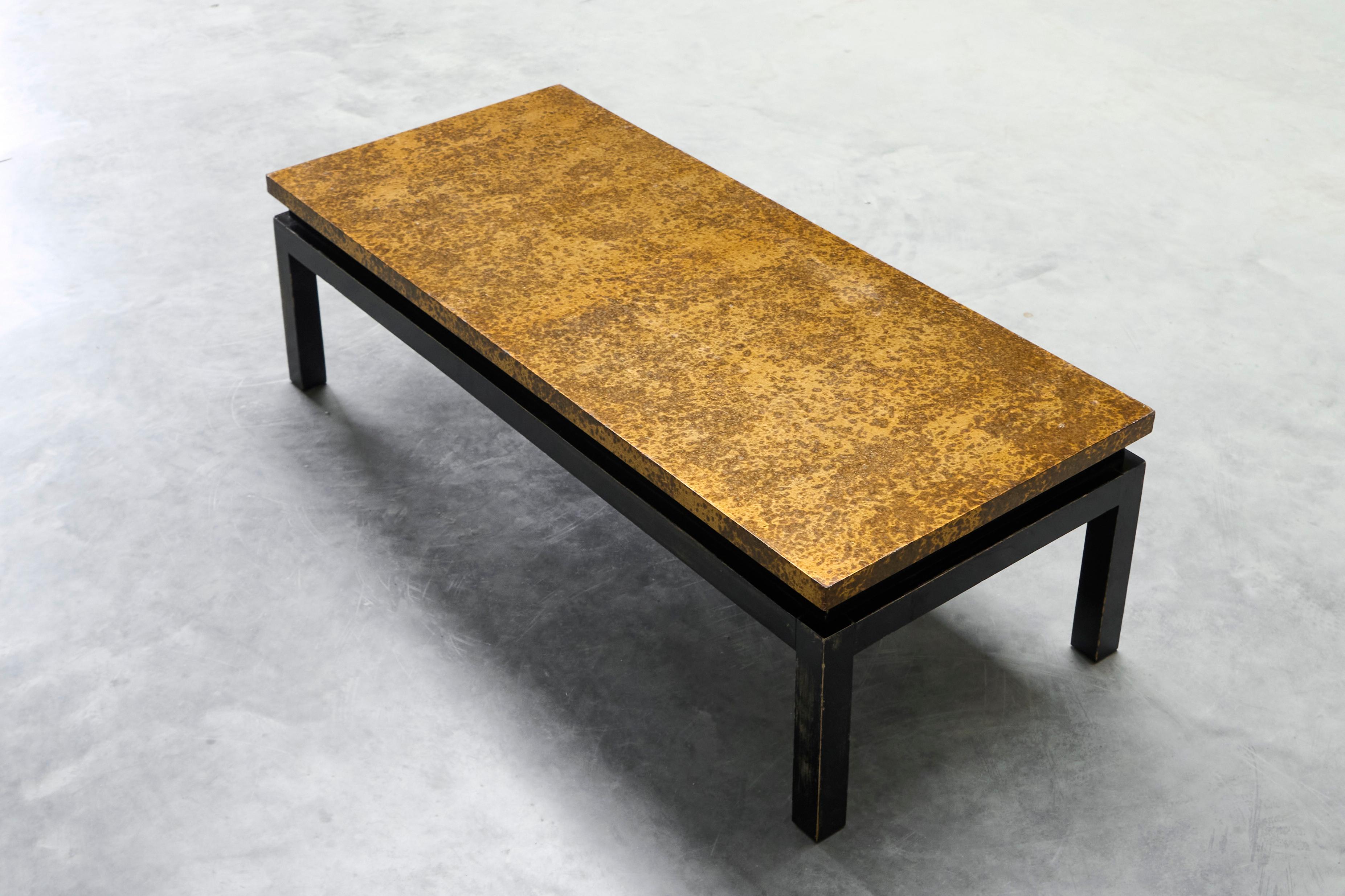 Modernistischer Couchtisch mit patinierter, goldfarbener Platte Belgien Mitte des 20.

Ein schöner und seltener Couchtisch aus der Mitte des Jahrhunderts mit einer sehr ausgeprägten goldenen Platte. Belgien, Mitte des 20. Jahrhunderts. 

Das